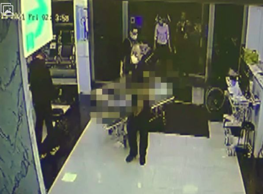 胡女被送往醫院時已失去意識。(翻攝畫面)