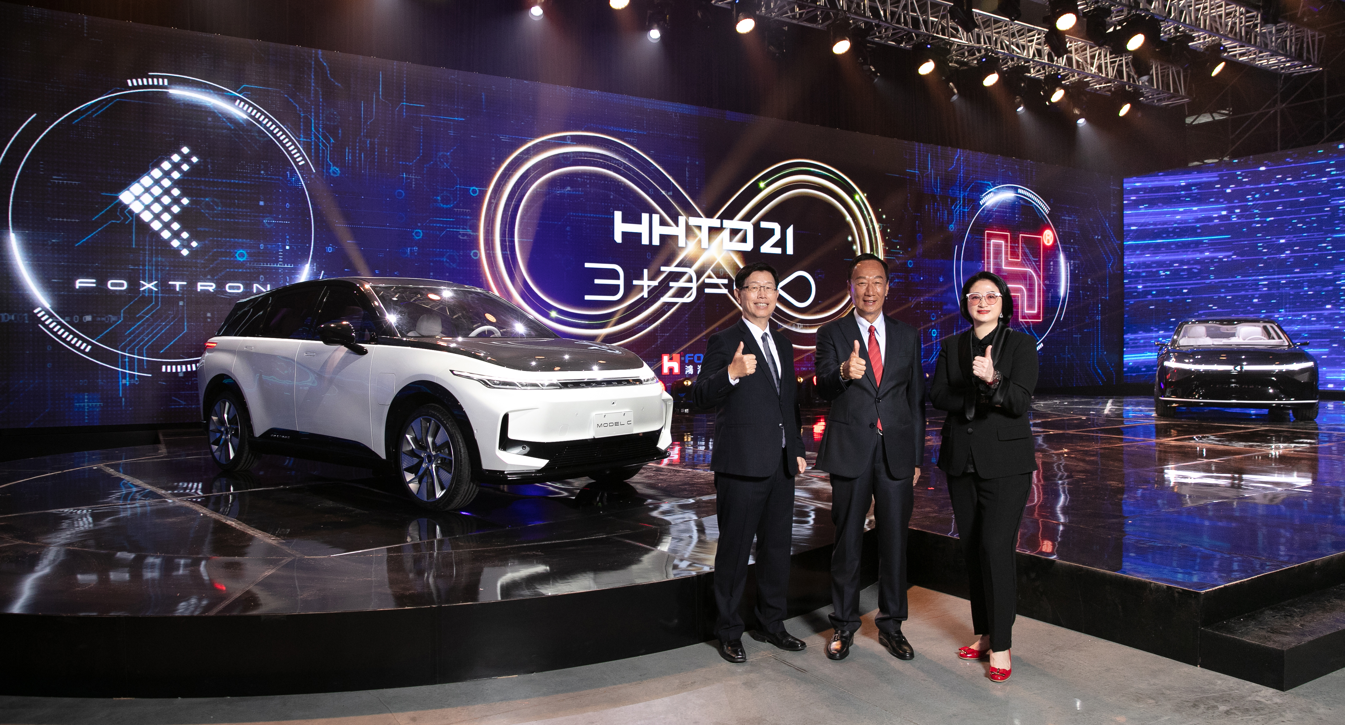 「三巨頭」裕隆集團執行長嚴陳莉蓮（右）、鴻海創辦人郭台銘（中）以及董事長劉揚偉（左）端出電動車。（裕隆提供）