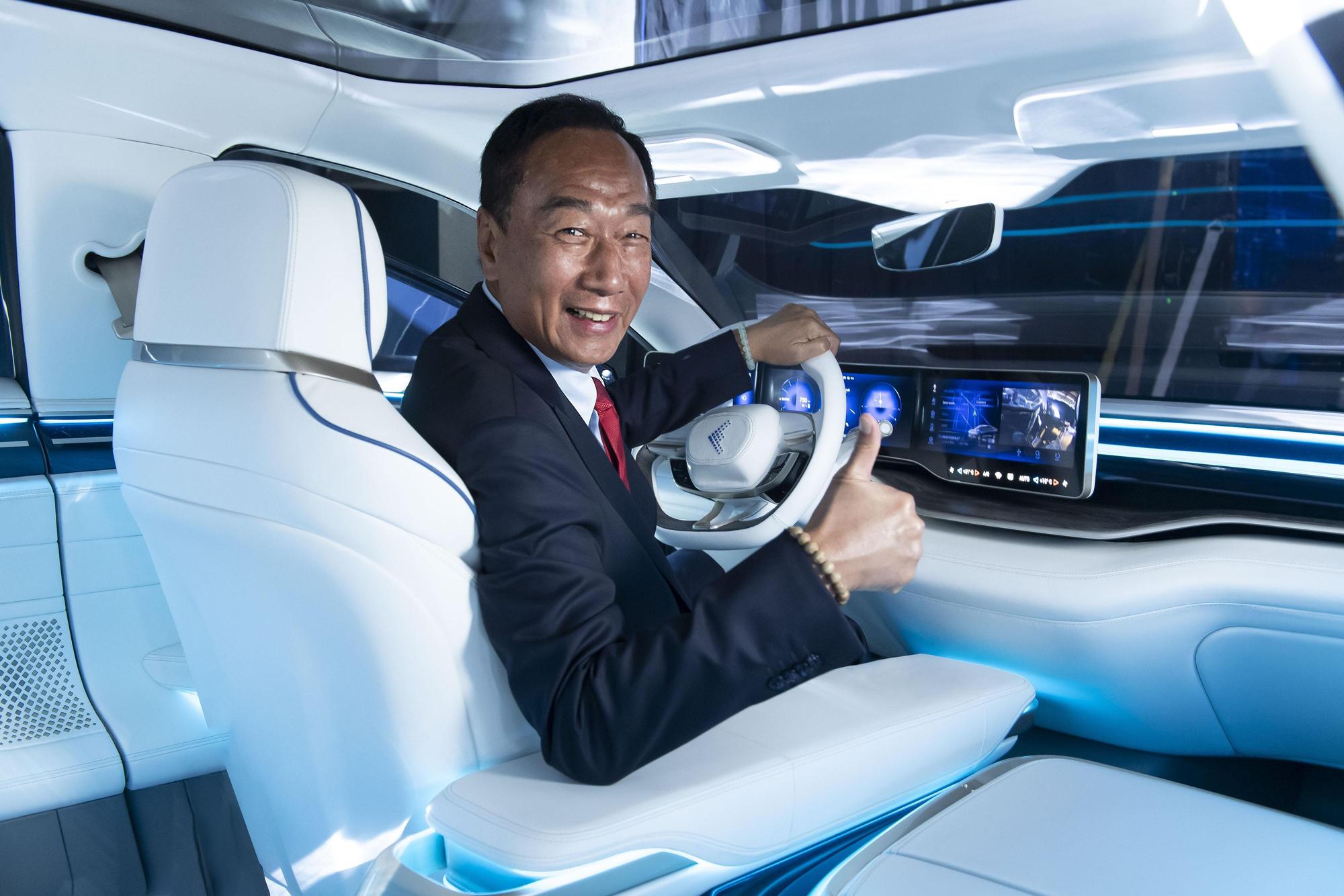鴻海集團創辦人郭台銘在2021鴻海科技日上，伴隨著現場的生日快樂歌曲演奏，親自駕駛第一款旗艦自駕轎車Model E重磅登場。（裕隆提供）