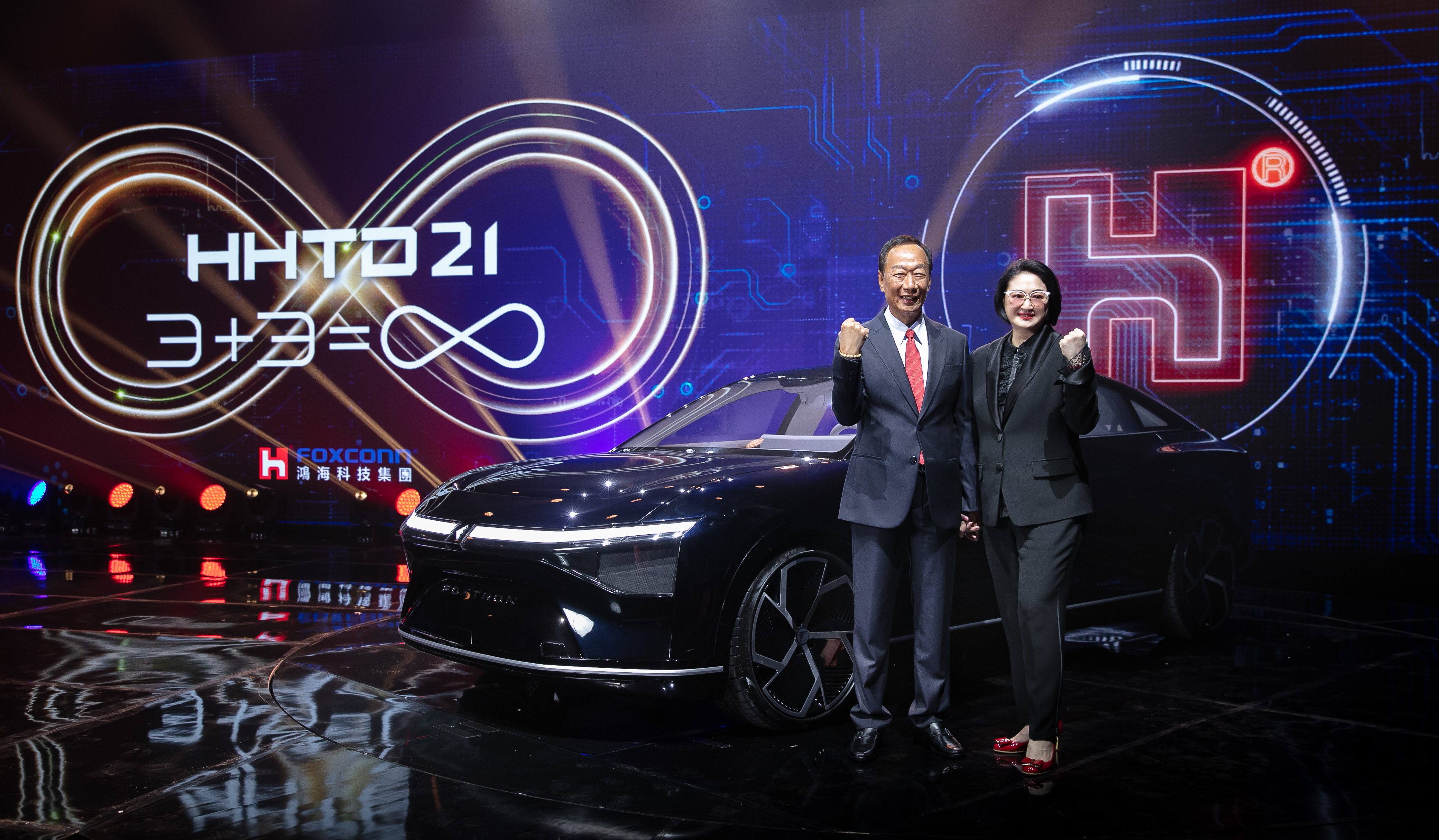 對於郭台銘再度承諾會好好替嚴凱泰延續造車夢，嚴陳莉蓮也送了一套Armani西裝給郭董當生日禮物。（裕隆提供）