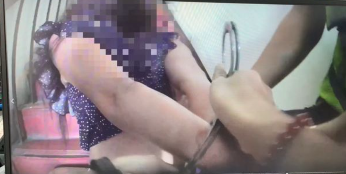 涉持美工刀砍人、挖眼的陳姓婦人被警方上銬。(翻攝畫面)