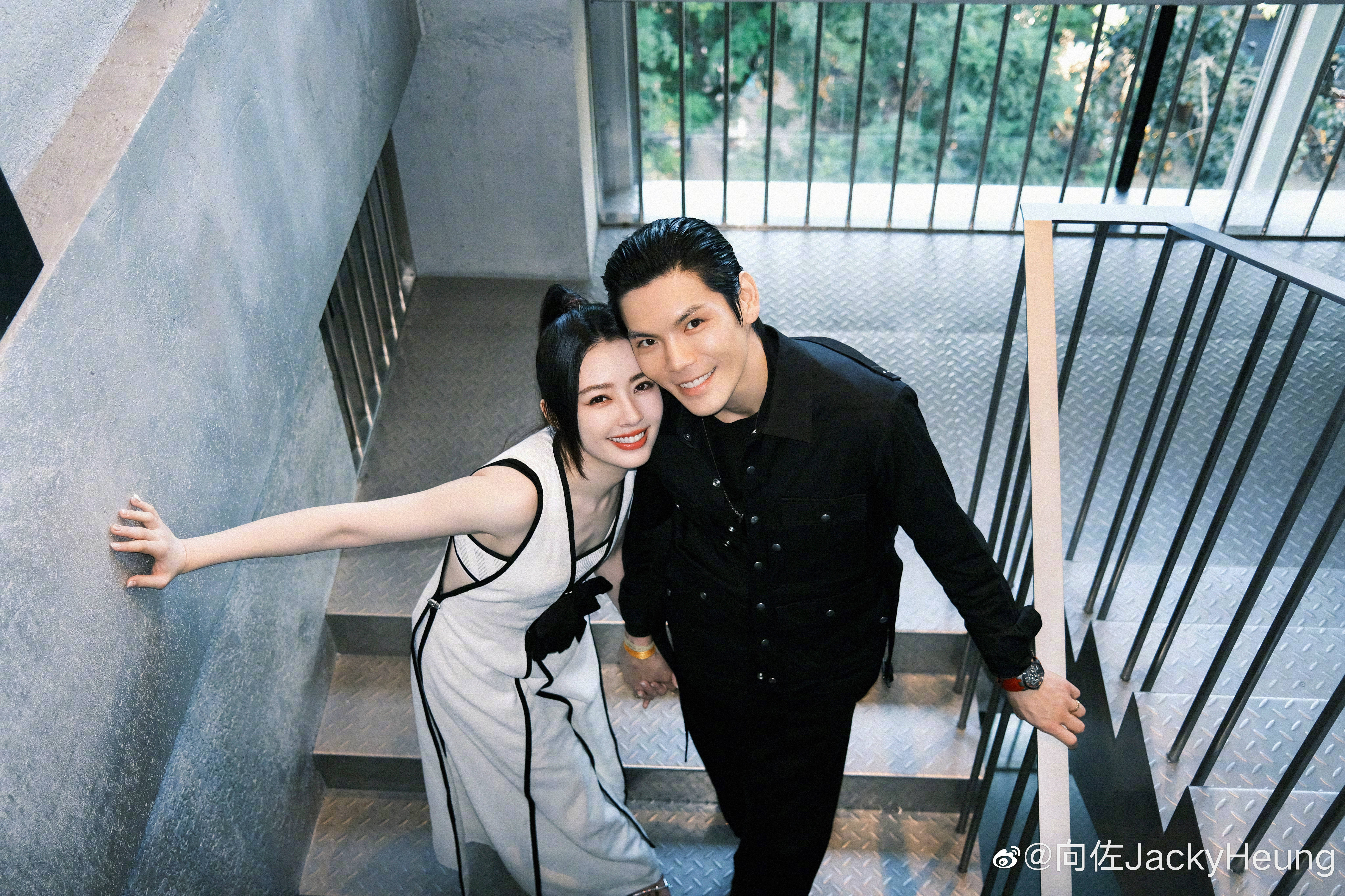 向佐在微博發放照片，大曬跟老婆郭碧婷的甜蜜婚姻生活。（向佐微博）