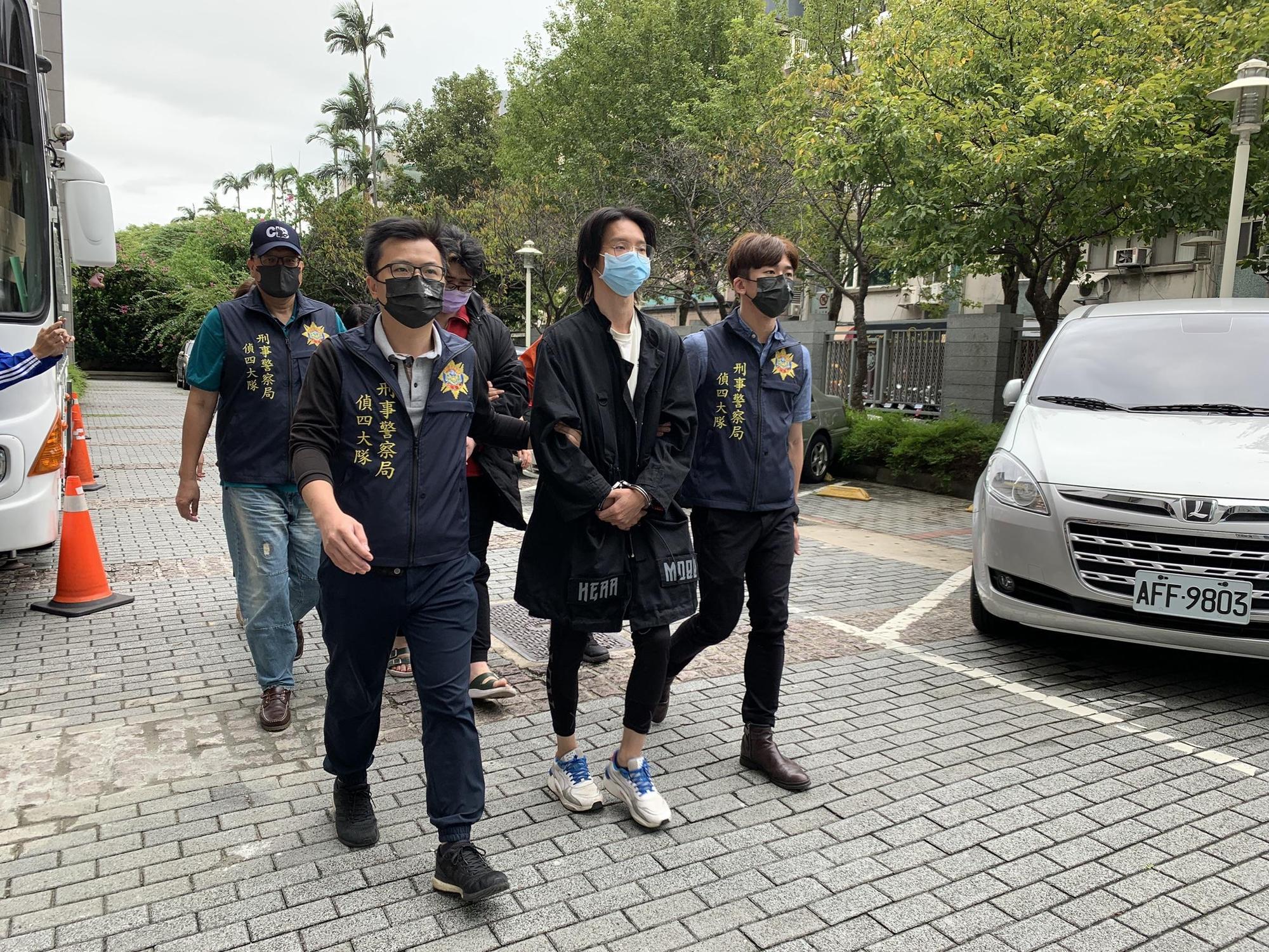 警方逮捕涉嫌將女網紅、政治人物的頭像，後製成性愛片女主角的網紅「小玉」朱玉宸。（刑事局提供）