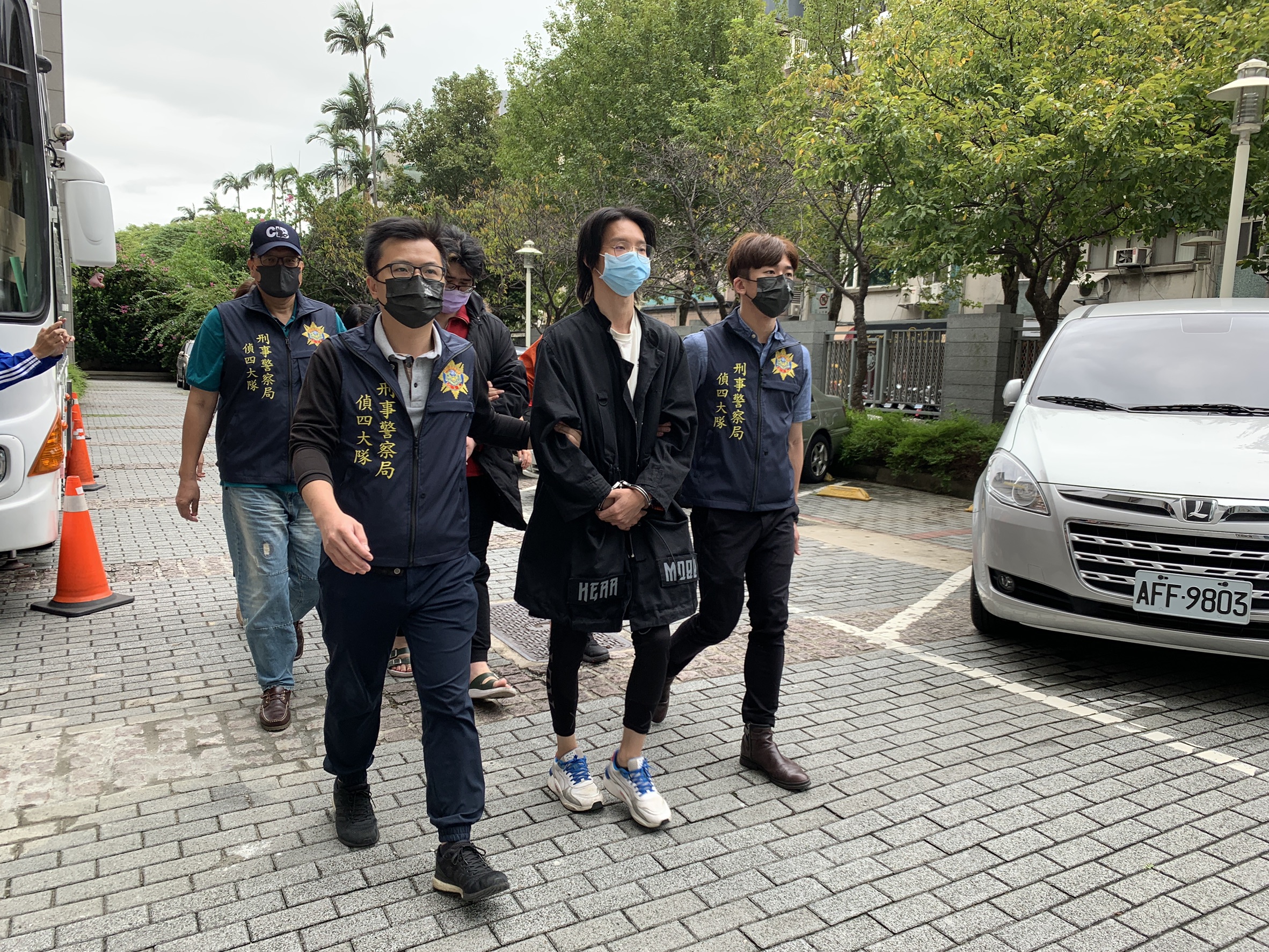 警方逮捕涉嫌將女網紅、政治人物的頭像，後製成性愛片女主角的網紅「小玉」朱玉宸。（刑事局提供）