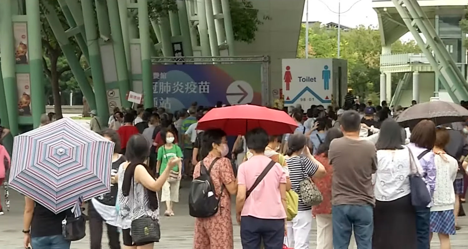 上週幾宗施打疫苗亂象，暴露官署沒站在民眾立場，以同理心安排接種作業。圖為13日爆發淋雨排隊接種的花博人潮。（翻攝公視新聞）