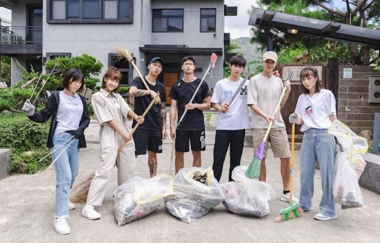 (左起)大元、粿粿、小春、林敬倫、小樂、江宏傑、小豬一起體驗清潔社區工作。(台視、好看娛樂提供)