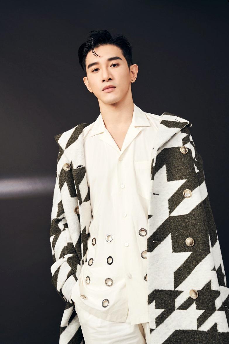 張立昂雋朗外型最適合演高富帥，他在多齣偶像劇扮演CEO，堪稱「總裁專業戶」。（翻攝自張立昂臉書）