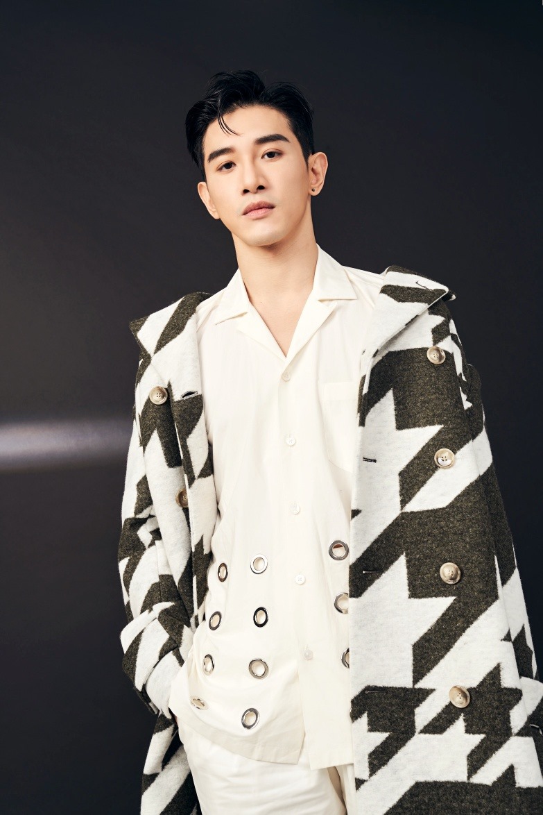 張立昂雋朗外型最適合演高富帥，他在多齣偶像劇扮演CEO，堪稱「總裁專業戶」。（翻攝自張立昂臉書）