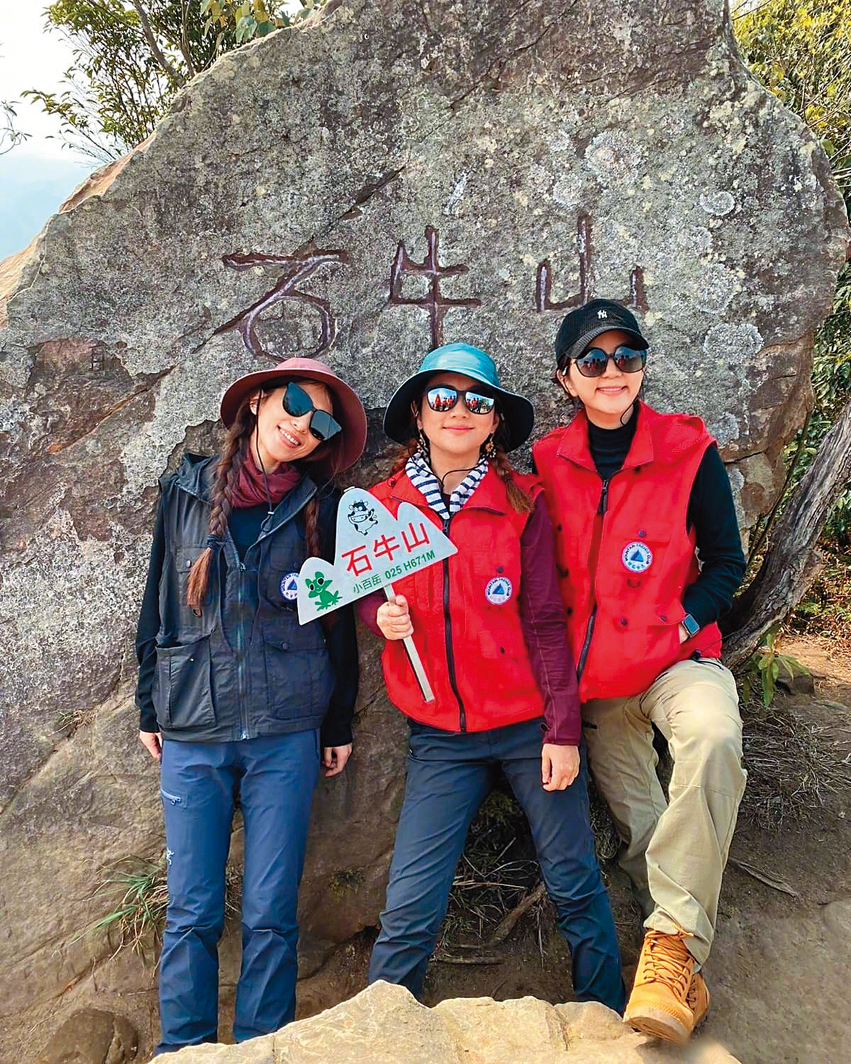 Hebe(左起)與好姐妹Selina及Ella感情堅定,三人經常相約外出爬山。(翻攝自田馥甄Hebe微博)