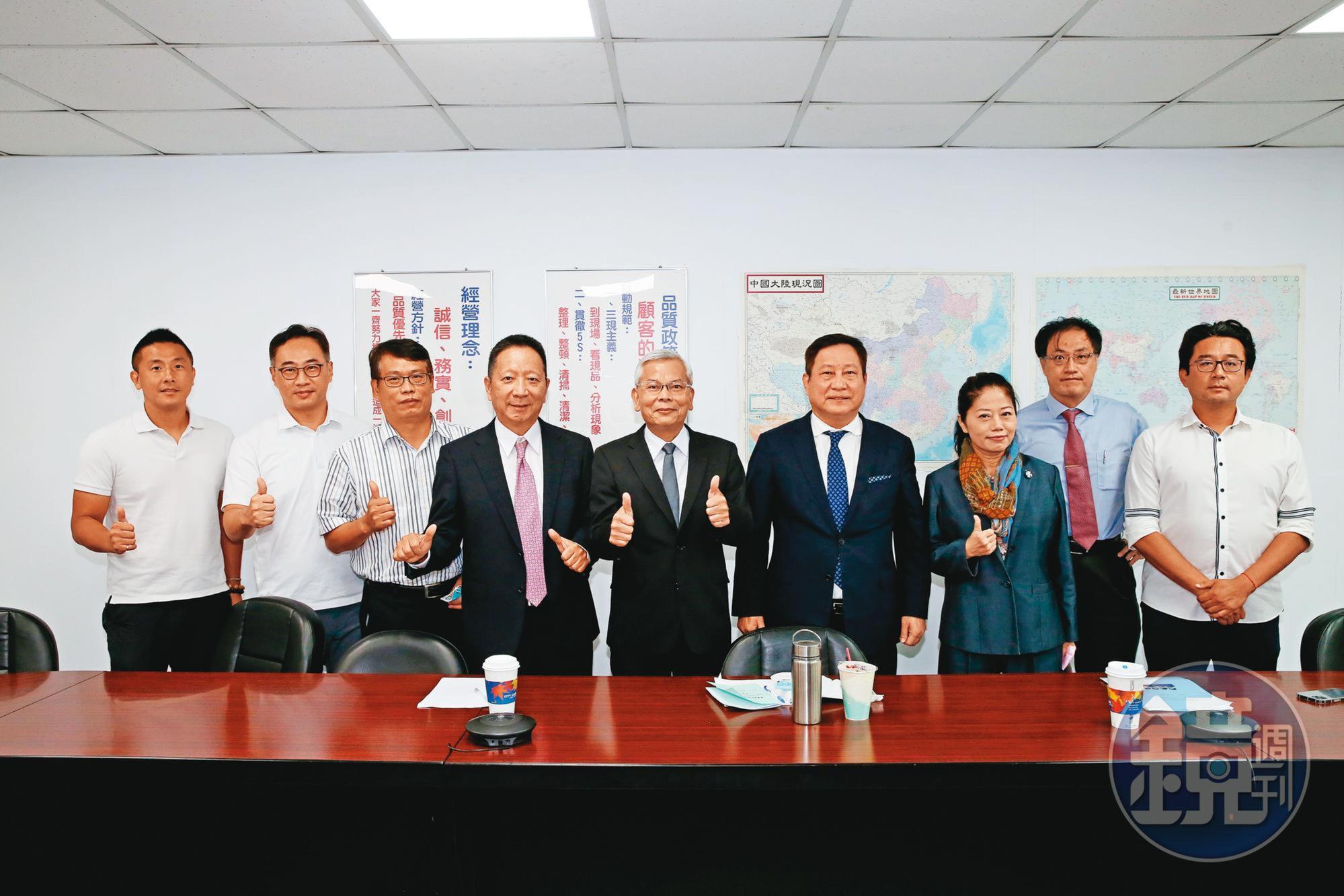 泰豐新任董事會成員出爐,事後推舉江慶興(左5)擔任董座。