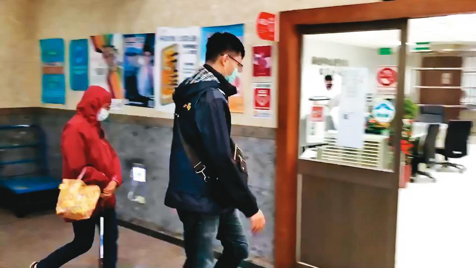 蘇姓女領隊(左)涉嫌過失致死,偵訊後被檢方諭令20萬元交保,限制住居。(瑞芳分局提供)