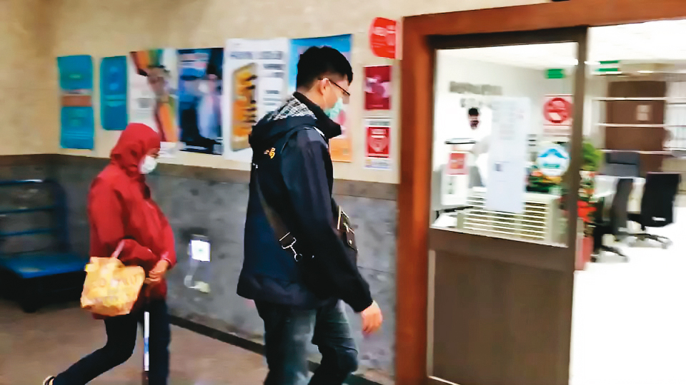 蘇姓女領隊（左）涉嫌過失致死，偵訊後被檢方諭令20萬元交保，限制住居。（瑞芳分局提供）