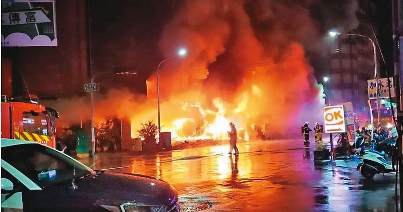 城中城大樓1樓起火後很快陷入火海，火勢猛烈，搶救困難。（翻攝高雄大小事臉書）