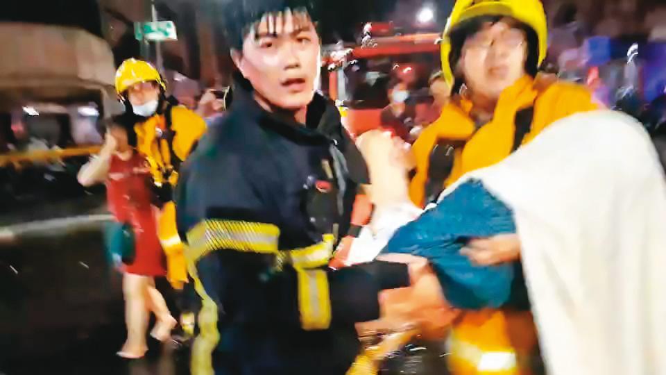 消防隊員趕赴城中城救災,與時間賽跑。(翻攝畫面)