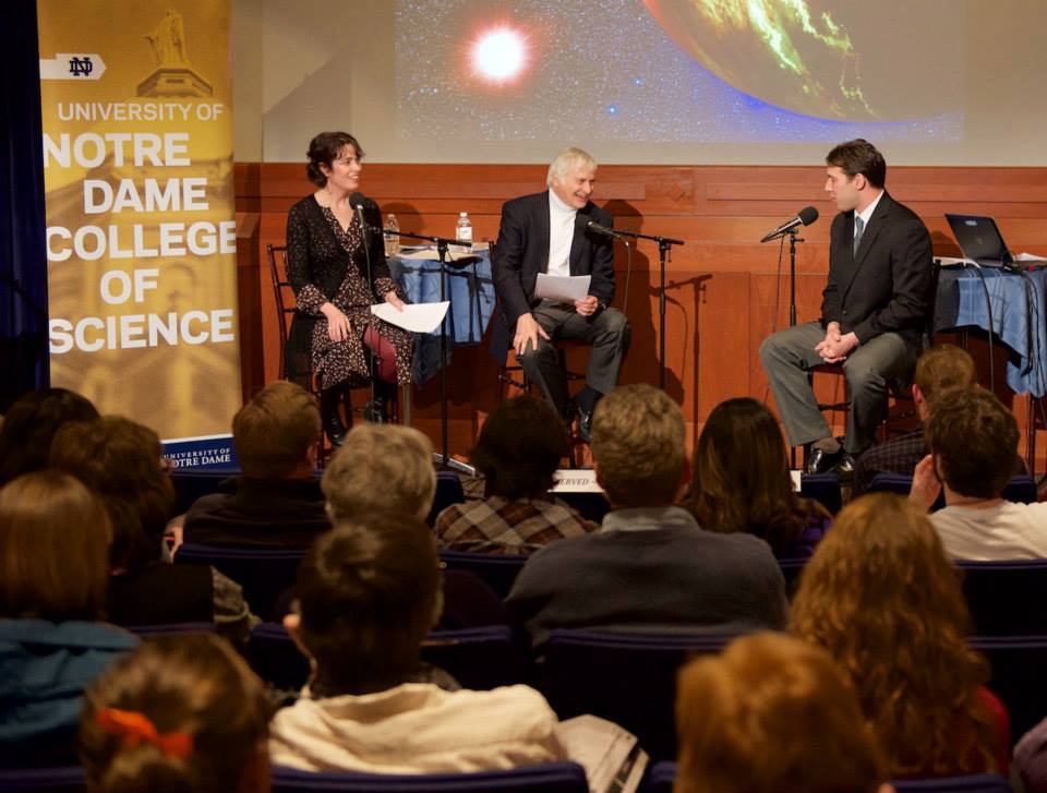 賽斯（中）是美國資深天文學家，常受邀出席各大科學研討會。（翻攝SETI Facebook）