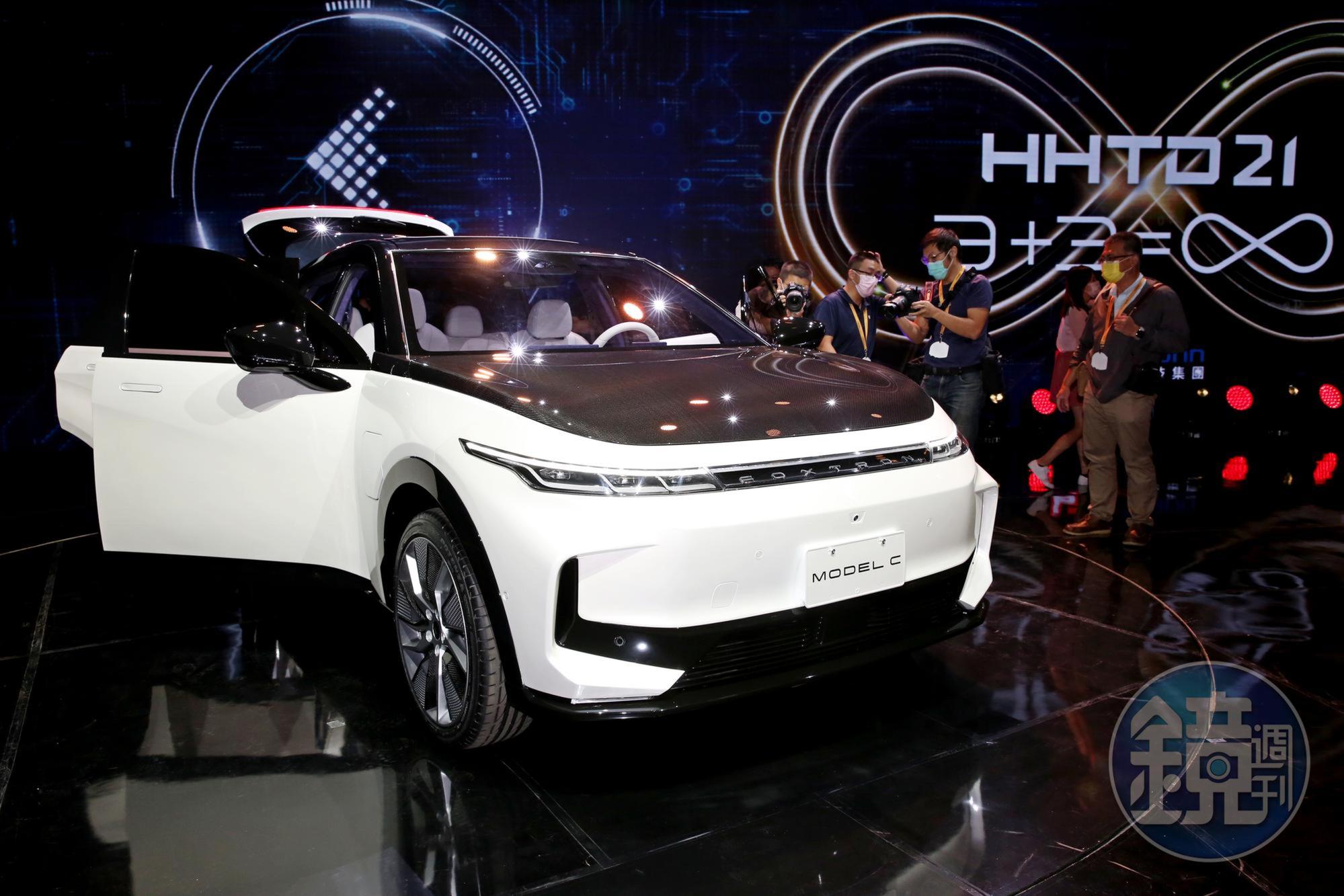 Model C在性能版本上，馬力可達400批、續航力為700km，從時0到100公里加速度只需要3.8秒。
