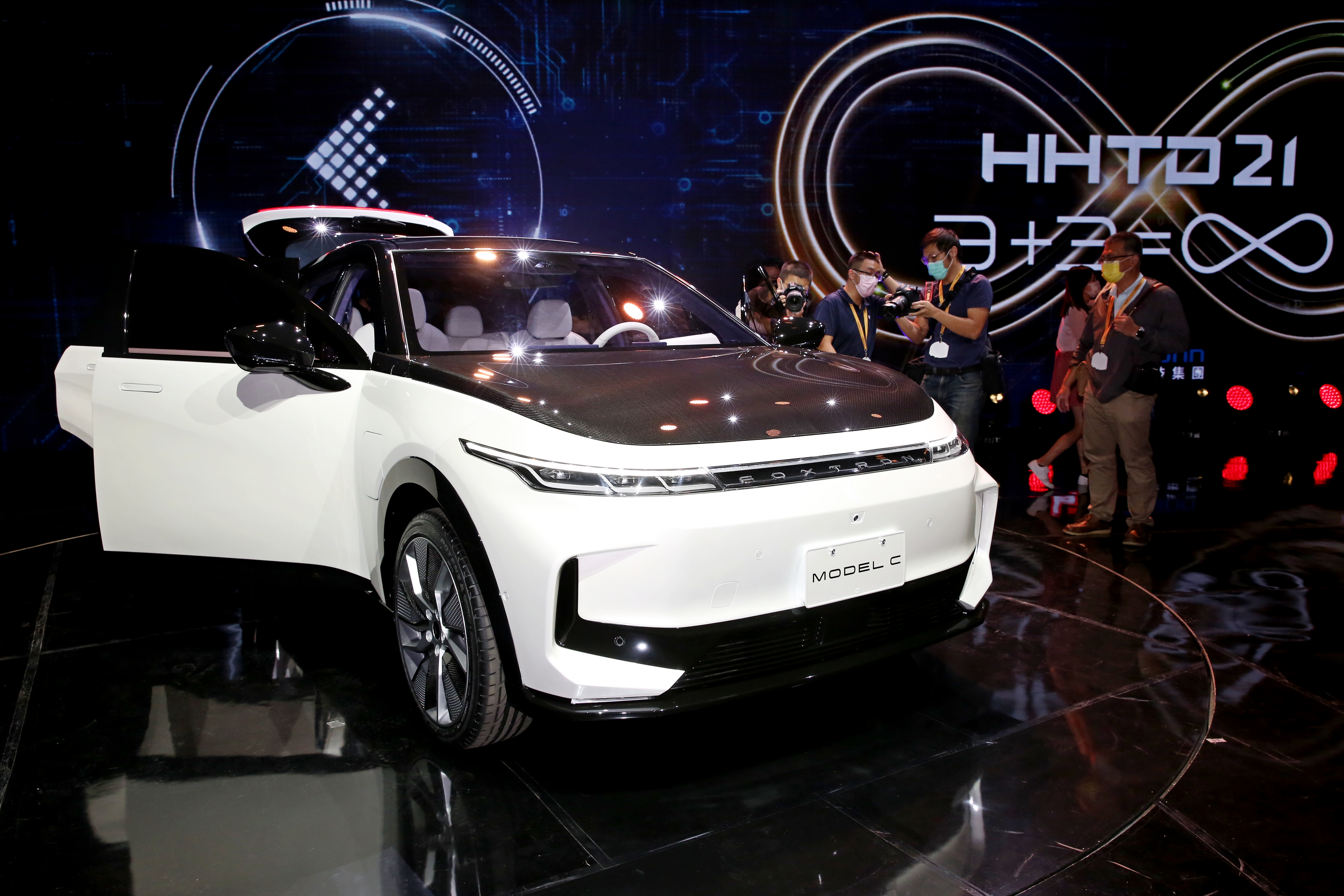 Model C在性能版本上，馬力可達400批、續航力為700km，從時0到100公里加速度只需要3.8秒。