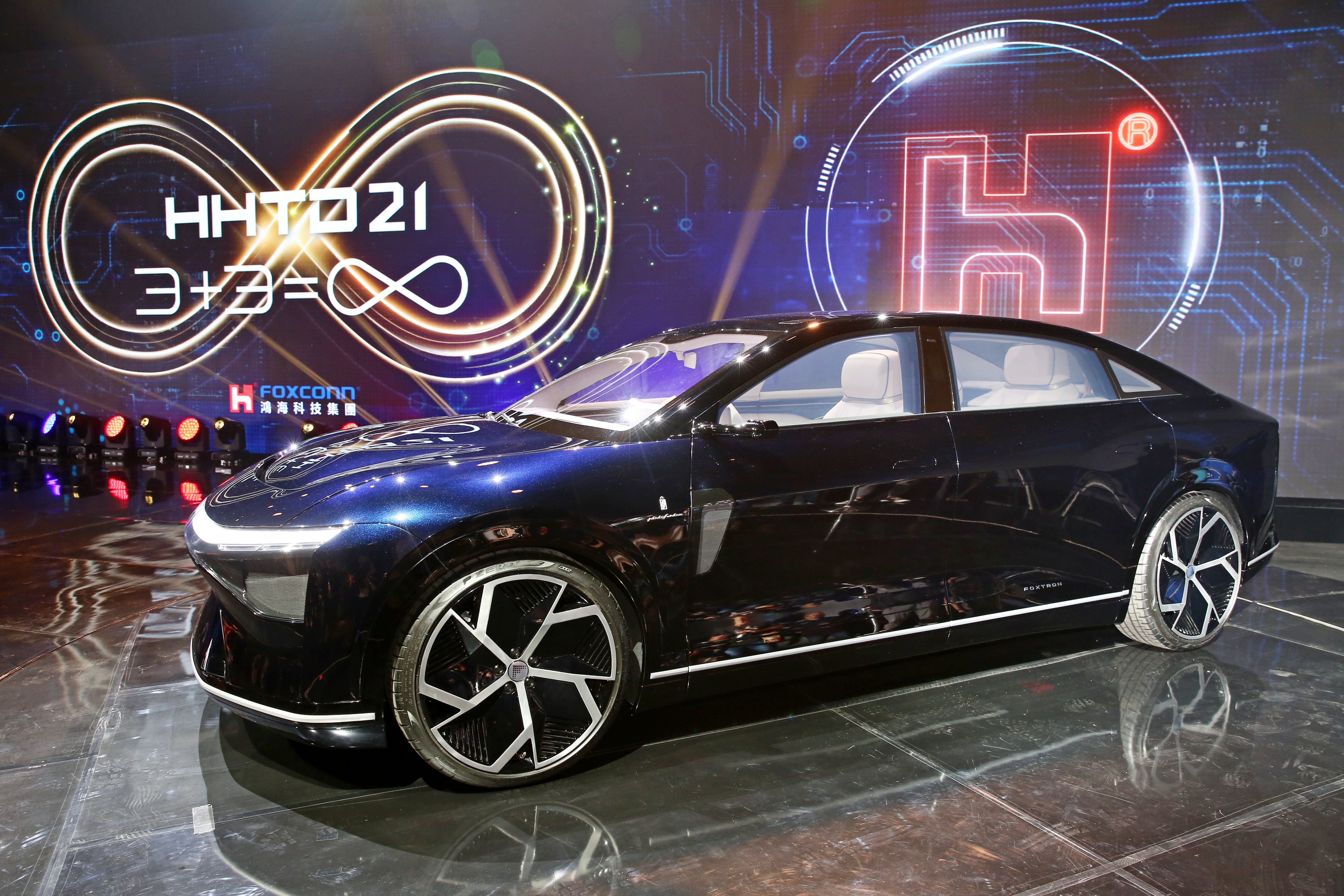 Model E性能相較Model C大幅提高，馬力輸出則為750批、續航力為750km，從時0到100公里加速度更縮短至2.8秒。