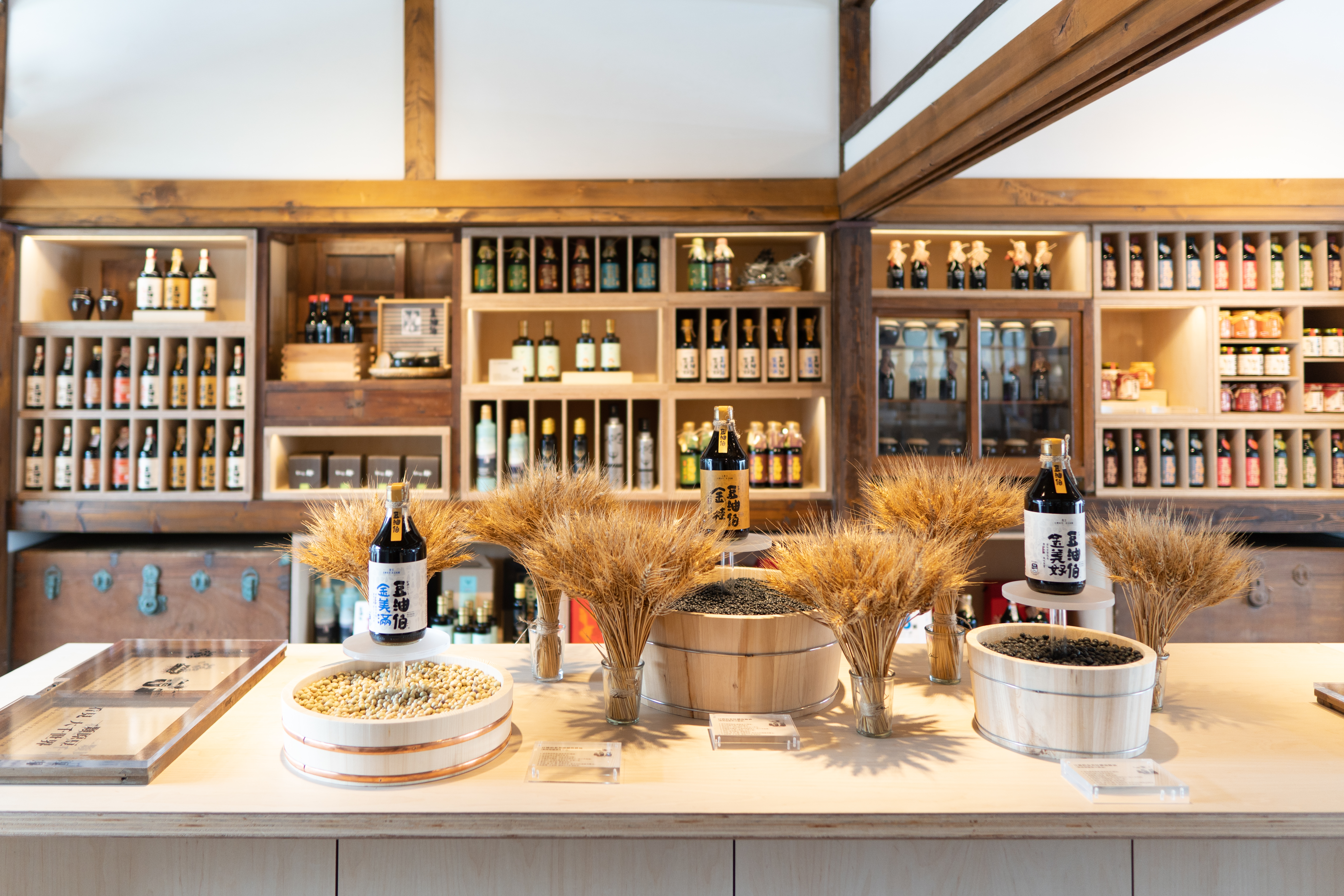 「豆油伯」在屏東勝利星村打造全台最美的醬油店。（豆油伯提供）