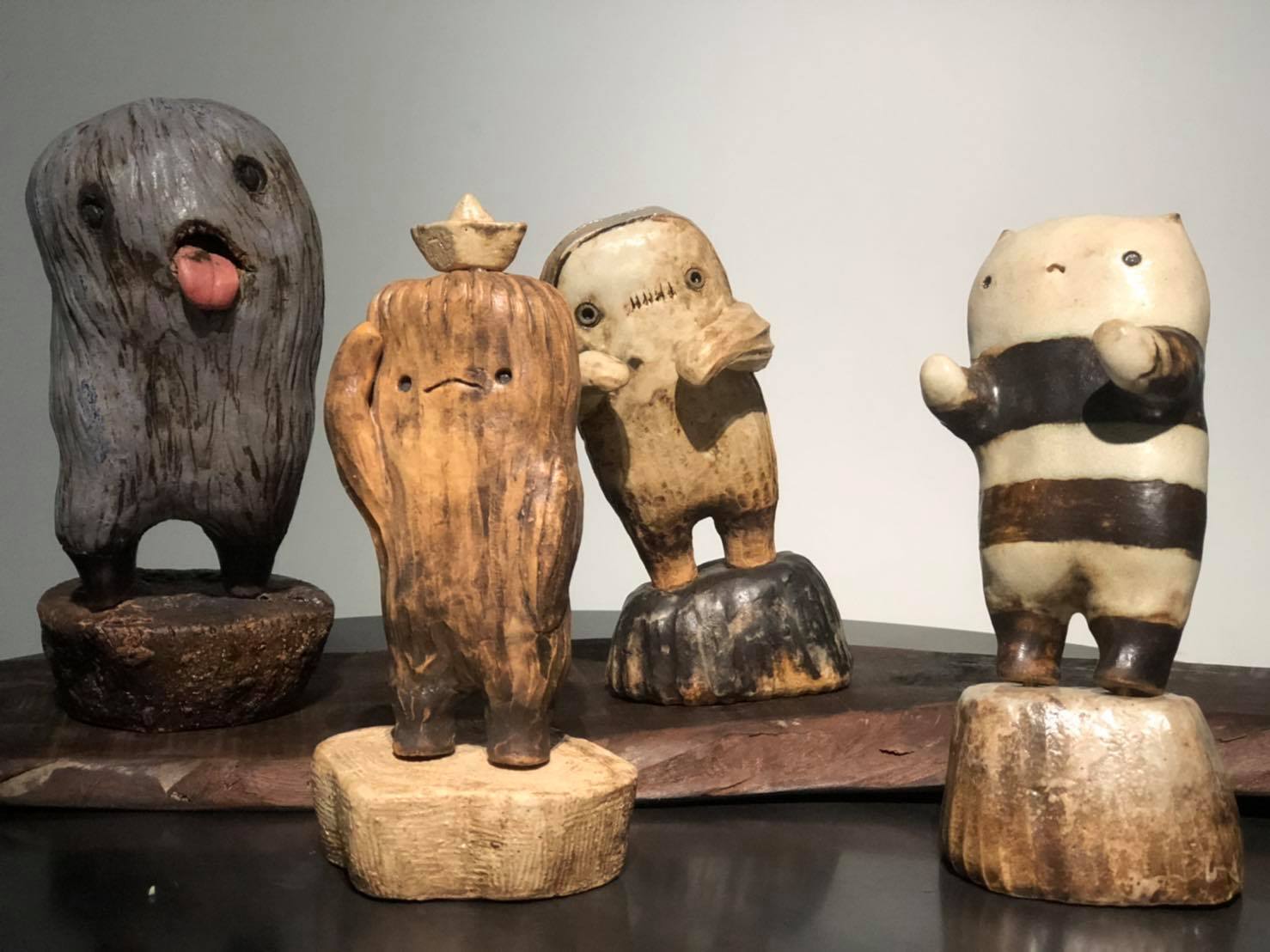 阿咧之前受邀在日本與中山萌開合展，他的創作永遠古靈精怪，自成一格。（豆油伯提供）