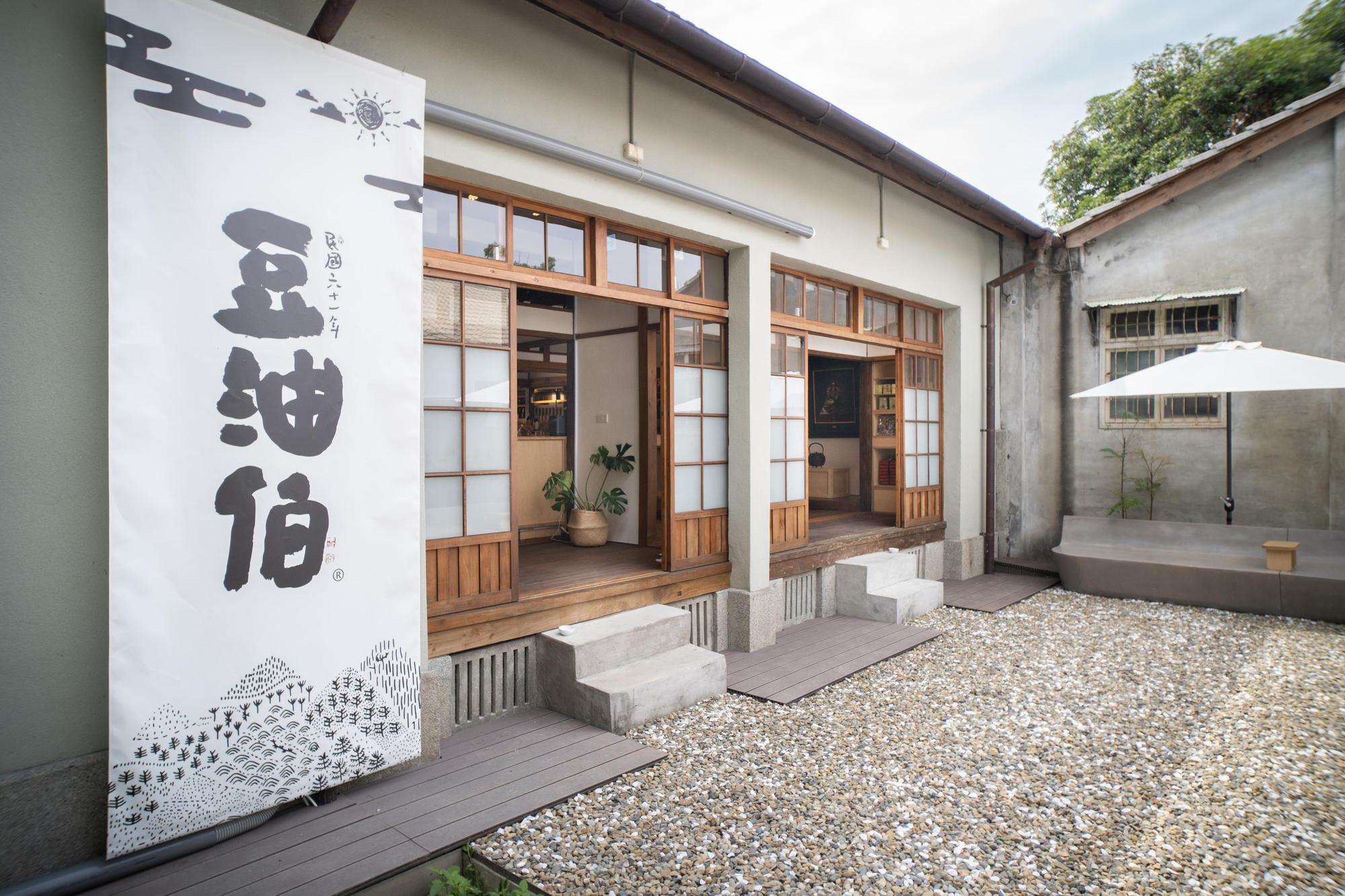 以水泥階梯連接室內、室外空間。(豆油伯提供)
