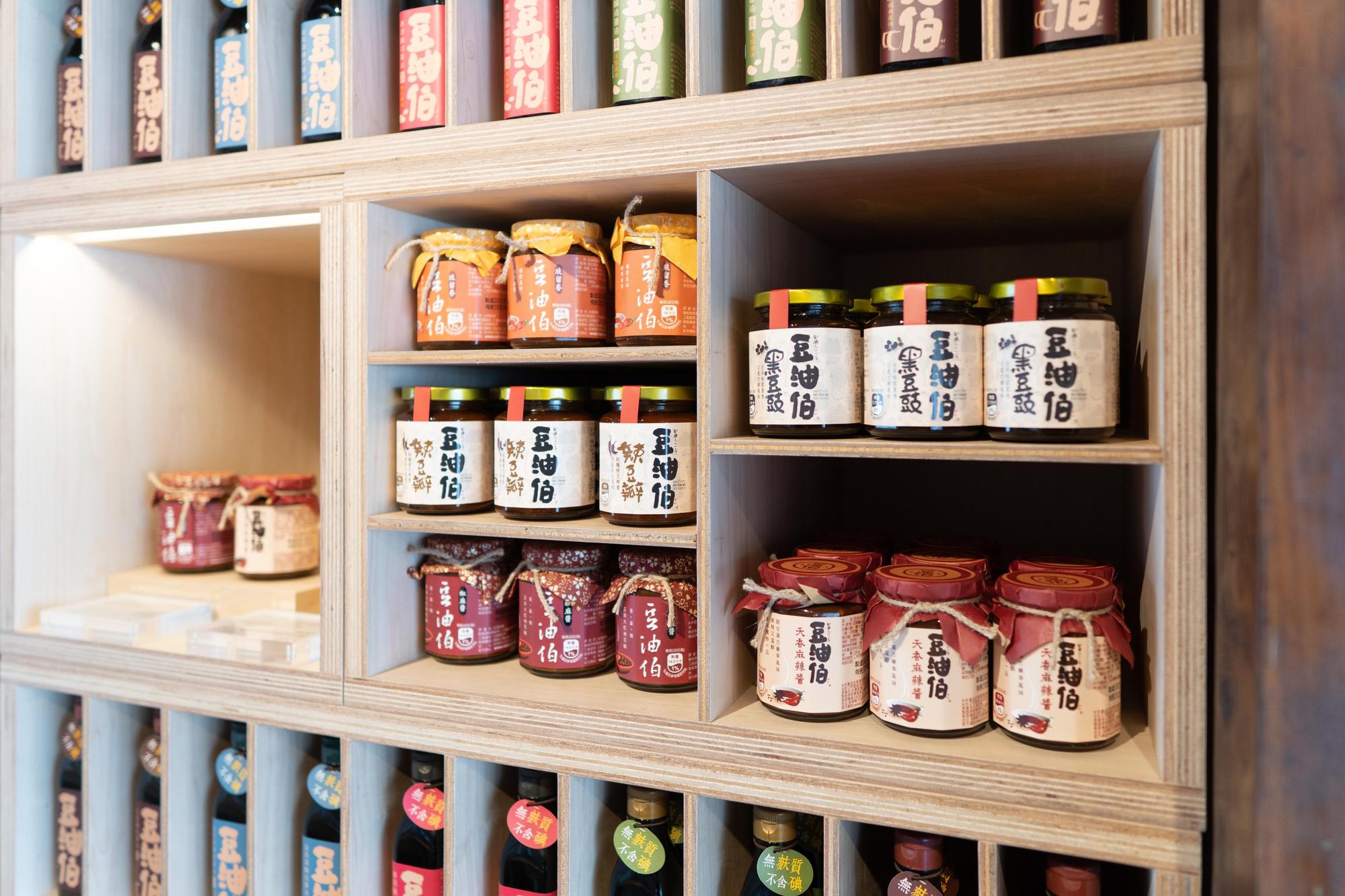店裡還展售包括黑豆豉在內的各種醬料。(豆油伯提供)