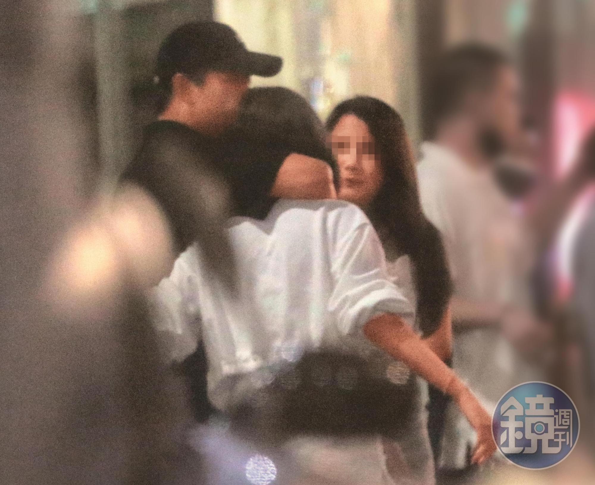 10月13日01:00,明杰(左)摟著白衣短髮妹仔(中、A女),那是他當晚第1個親暱互動的對象。