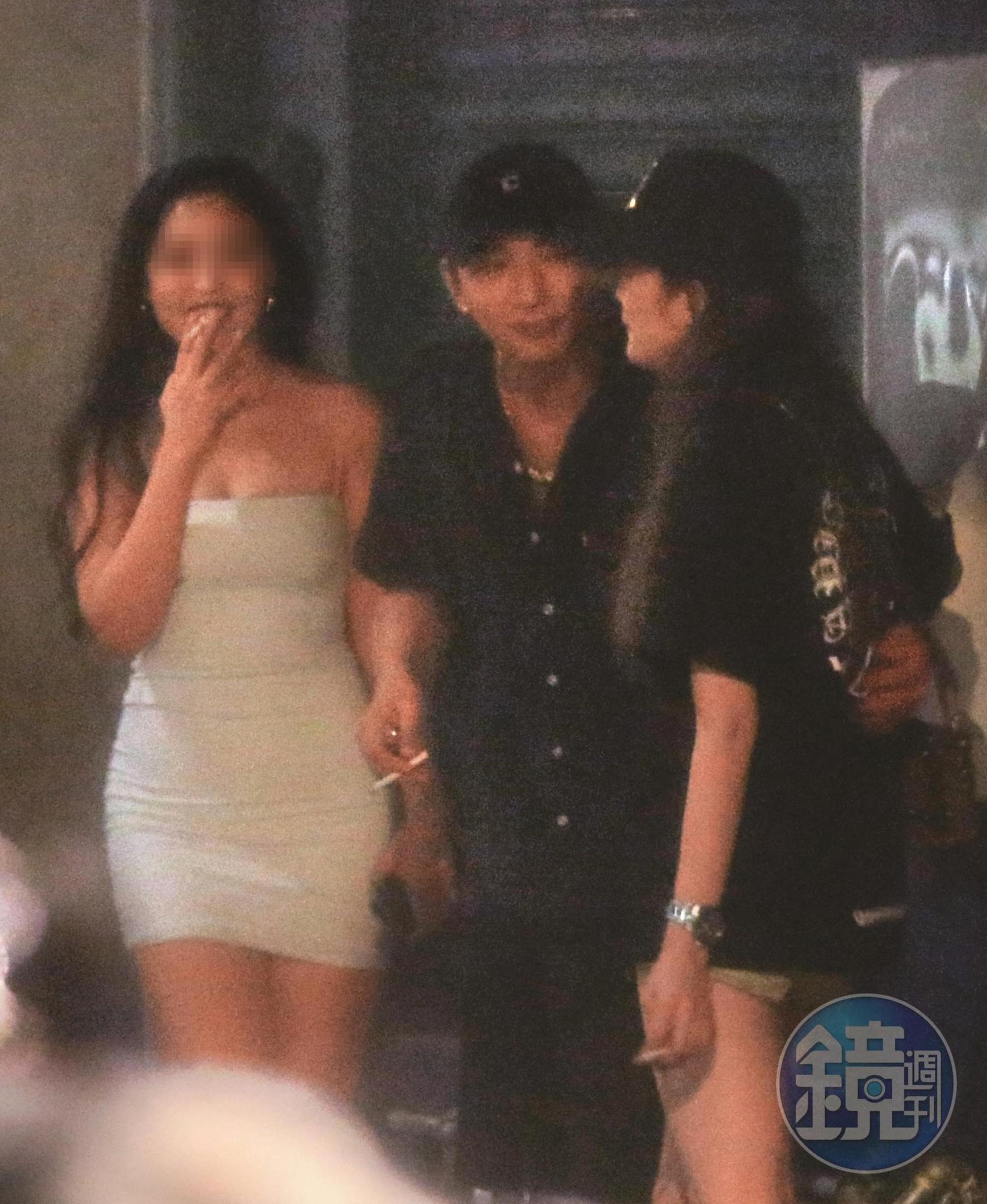02:26,明杰(中)獻吻未成功,被黑帽女子(右、D女)拒絕,但他不死心把目標放在先前的長髮低胸妹仔(左、C女)身上。