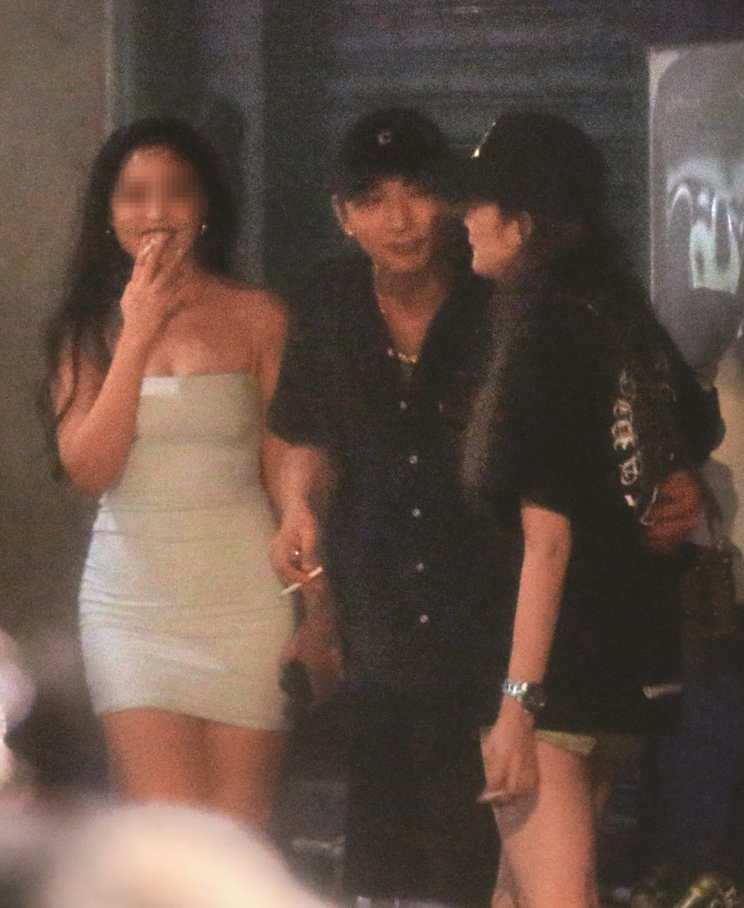 02：26，明杰（中）獻吻未成功，被黑帽女子（右、D女）拒絕，但他不死心把目標放在先前的長髮低胸妹仔（左、C女）身上。