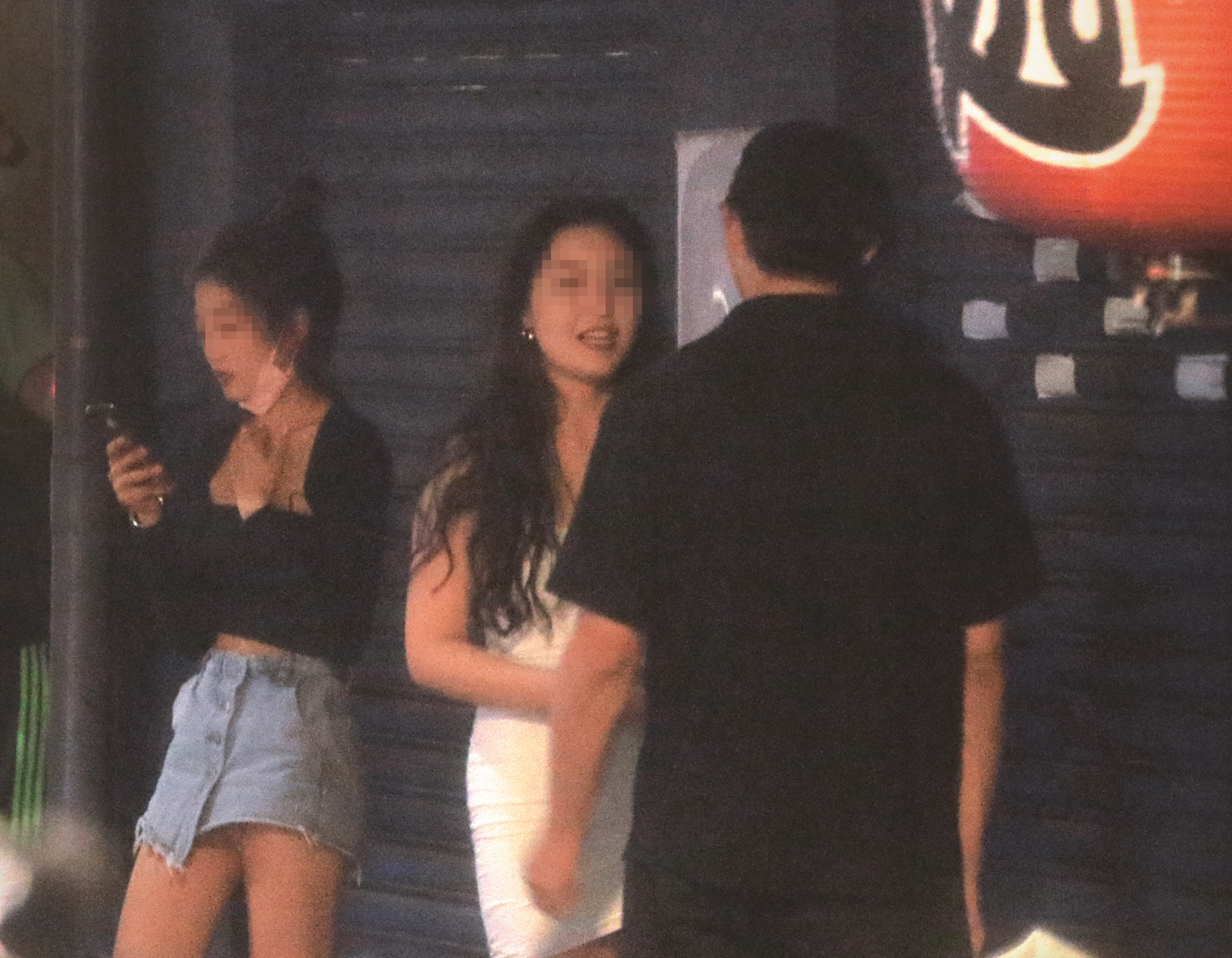02：31，明杰（右）跟C女（中）聊得非常開心。
