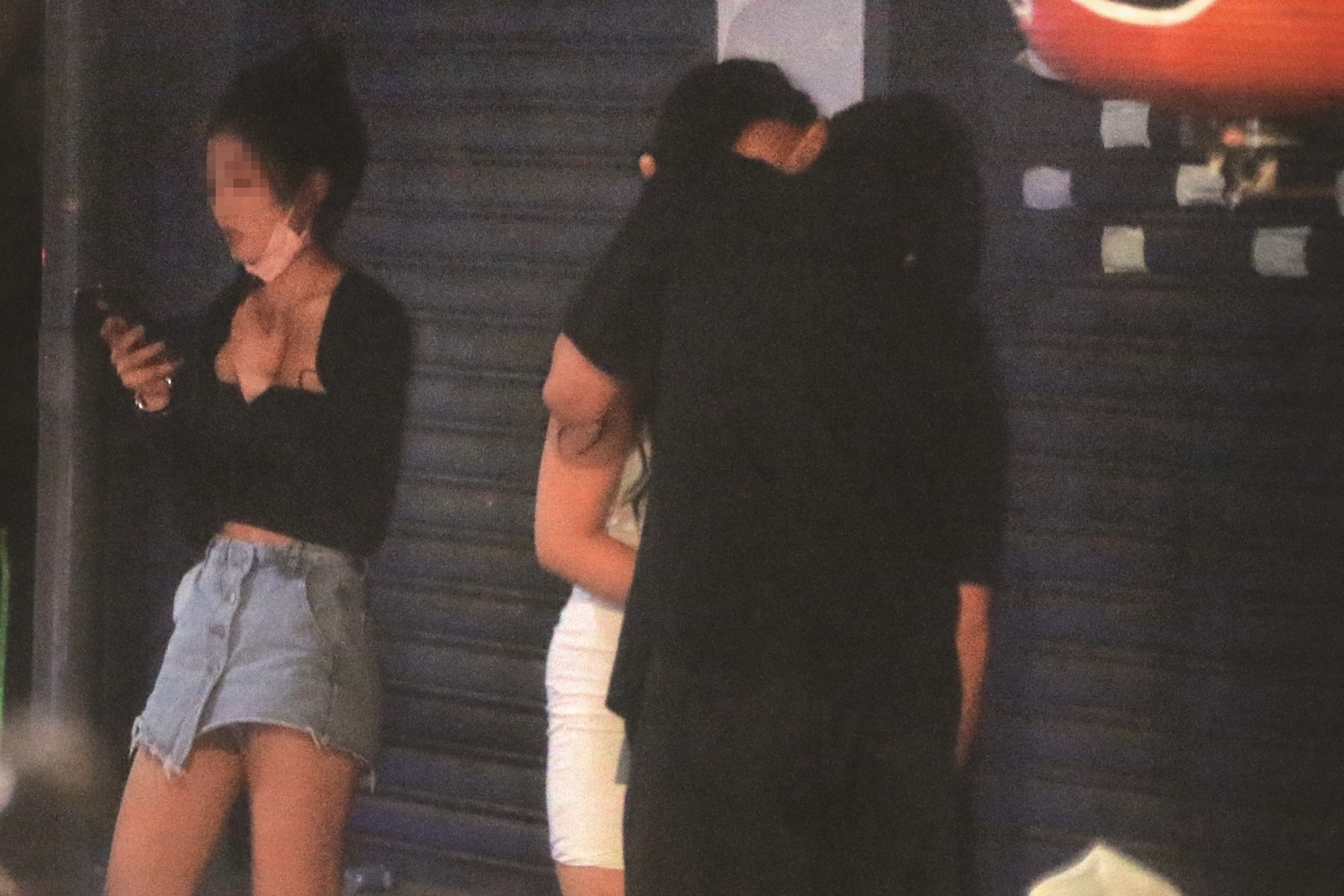 10月13日02：32，只見明杰（右）突然親了長髮低胸妹仔（中、C女），動作非常積極且主動。