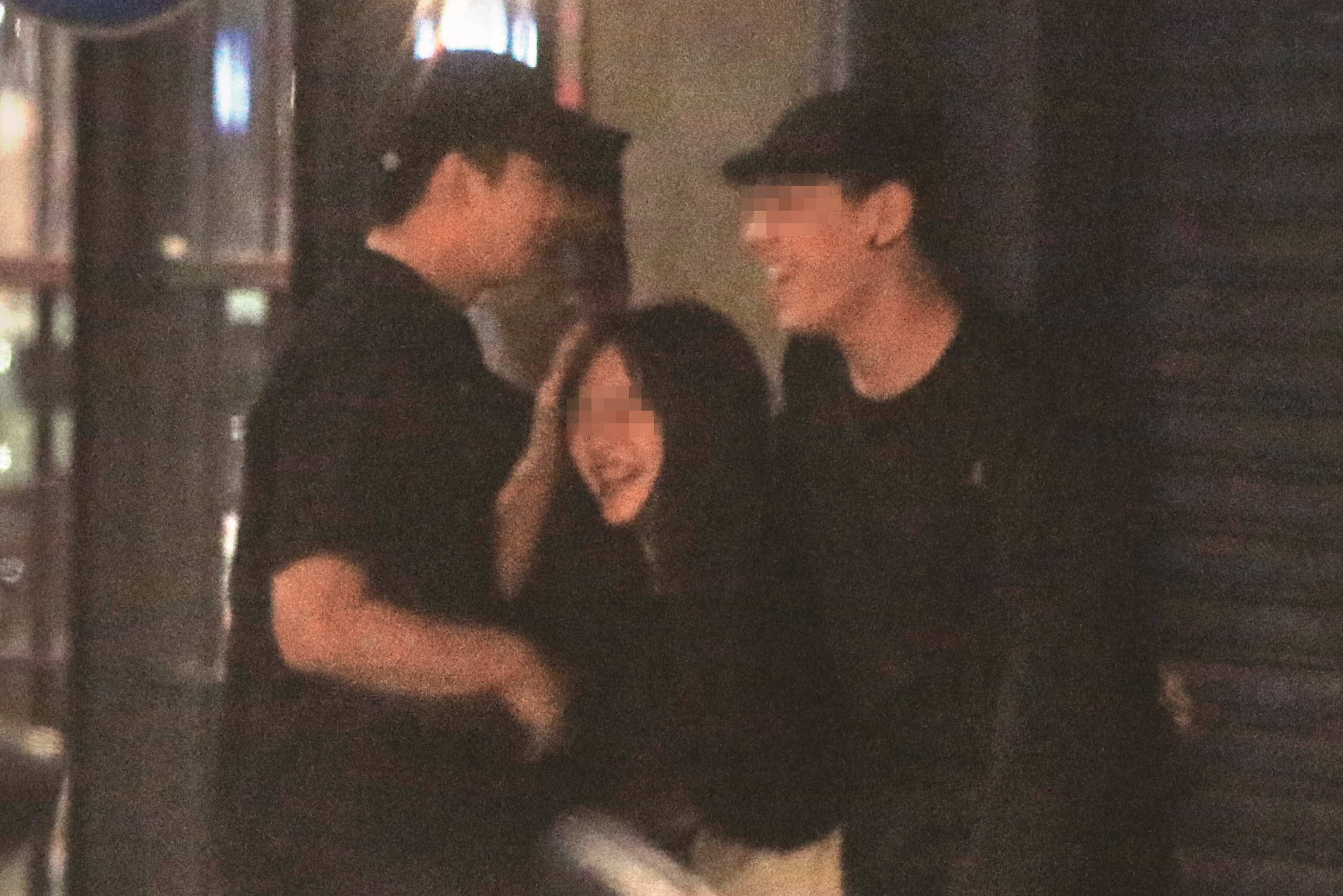 02：40，當晚明杰（左）共計與4名女子要好，可見他酒後已毫無偶像包袱。
