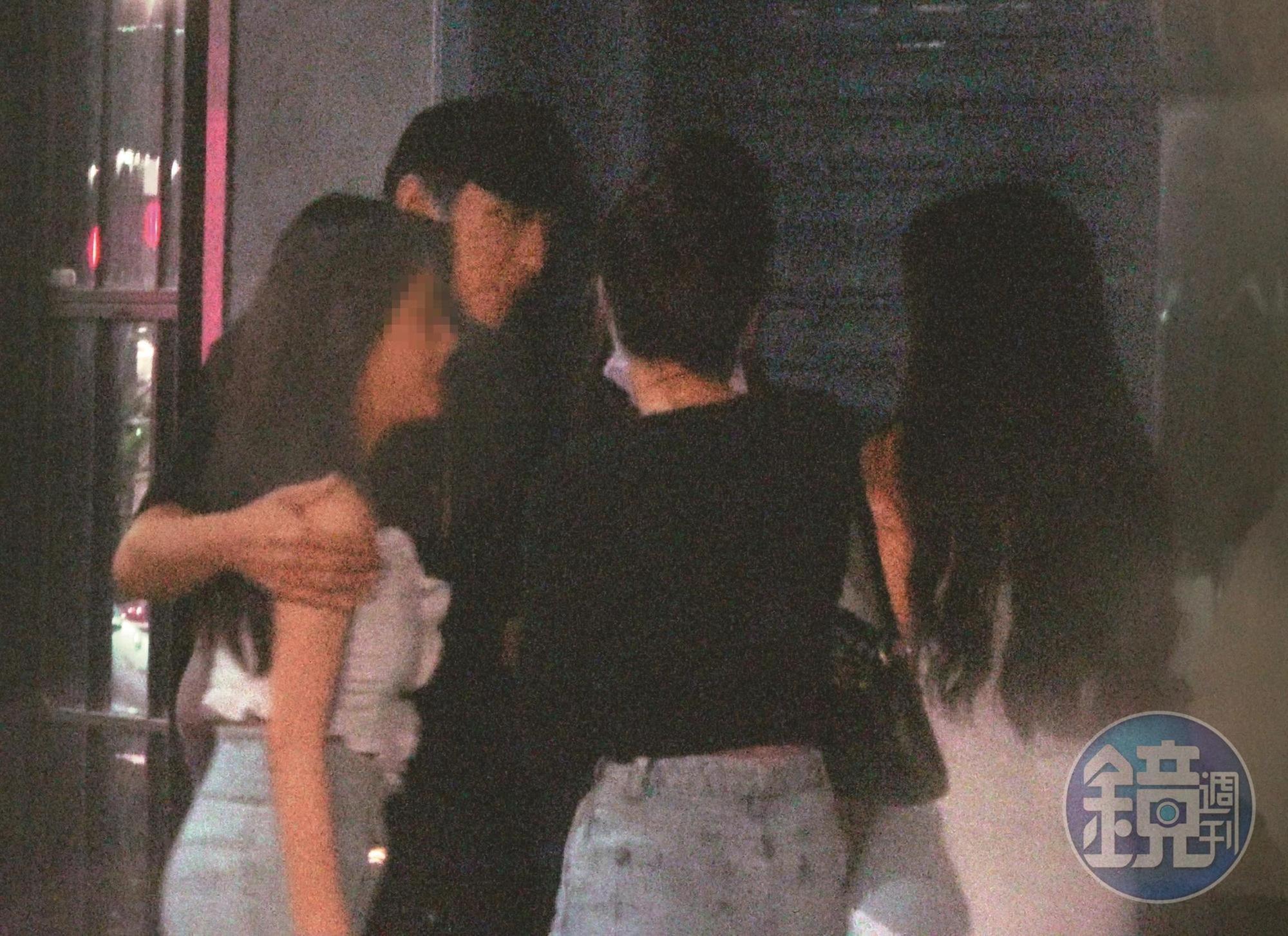 01:38,明杰(左二)不停摟其他女子,畫面頗有齊人之福的風格。