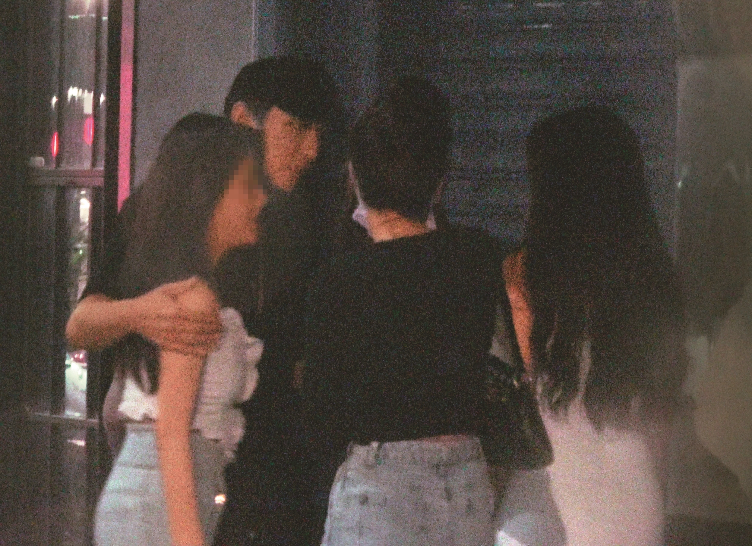 01：38，明杰（左二）不停摟其他女子，畫面頗有齊人之福的風格。