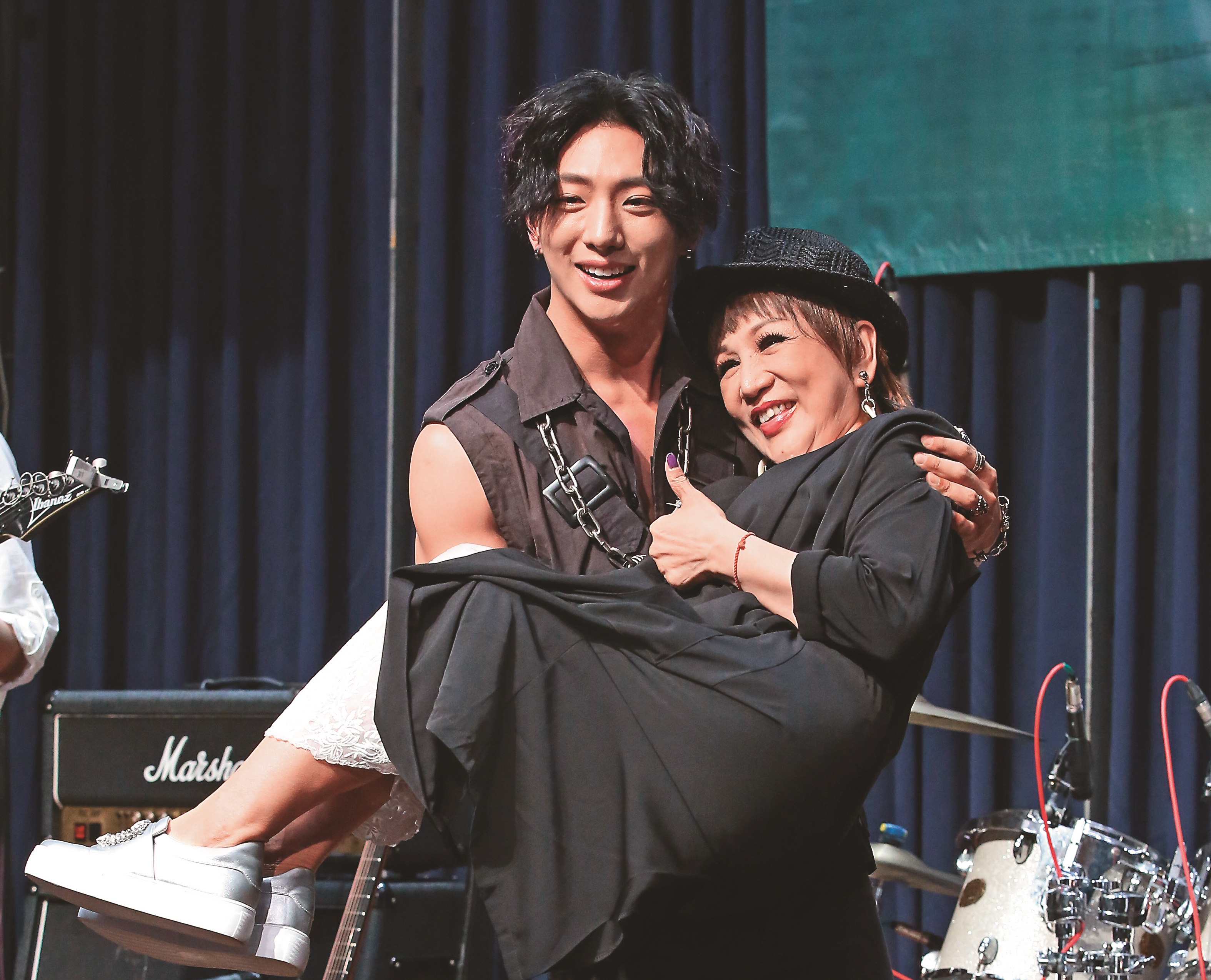 明杰（後）有個星媽許仙姬（前），兩人曾在音樂會上同台。