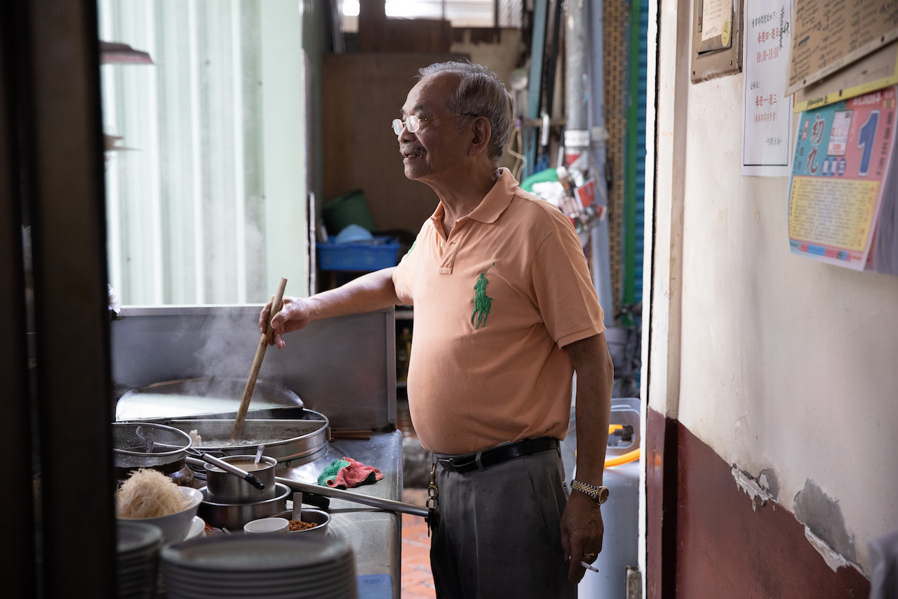 蓄著灰白鬍子的老闆黃信標，對自己的切仔料很龜毛，帶有南部小吃攤店家的豪氣性格。