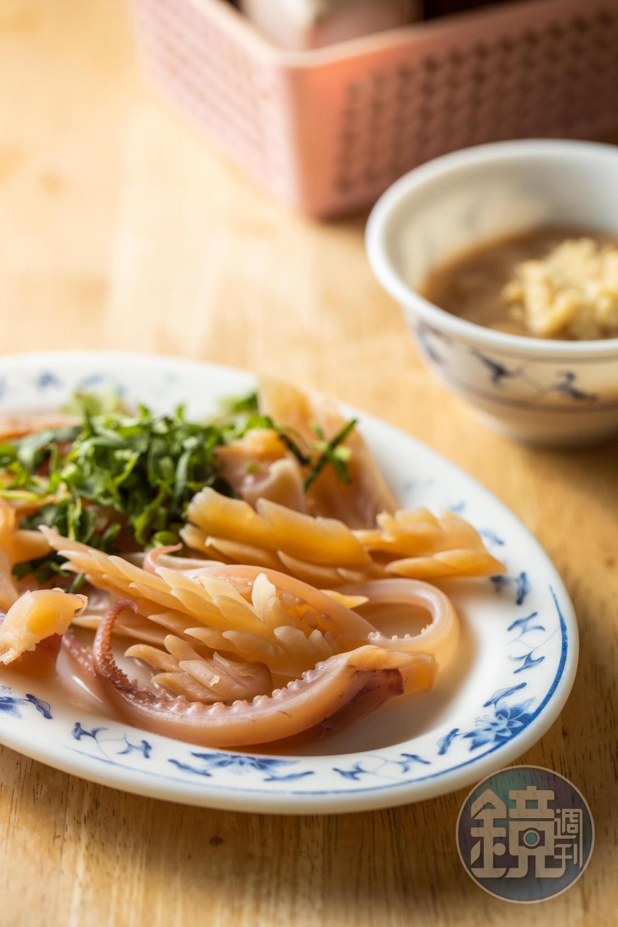浸水泡發的「活魷魚」咕溜彈牙。（120元／份）