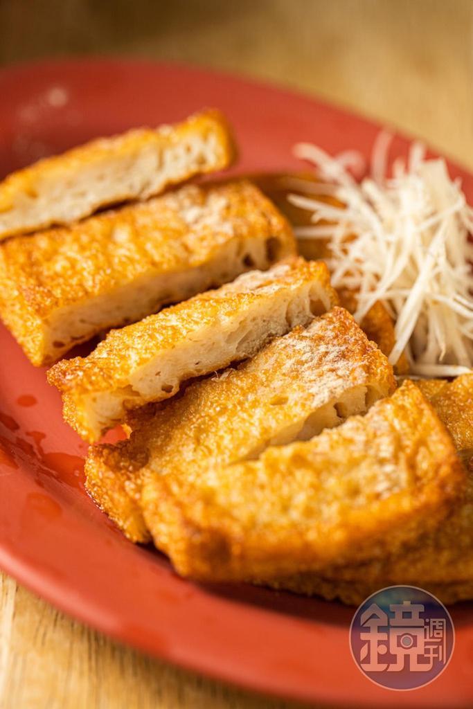 旗魚肉做的「炸魚板」質地柔軟，香氣十足。（60元／小份）
