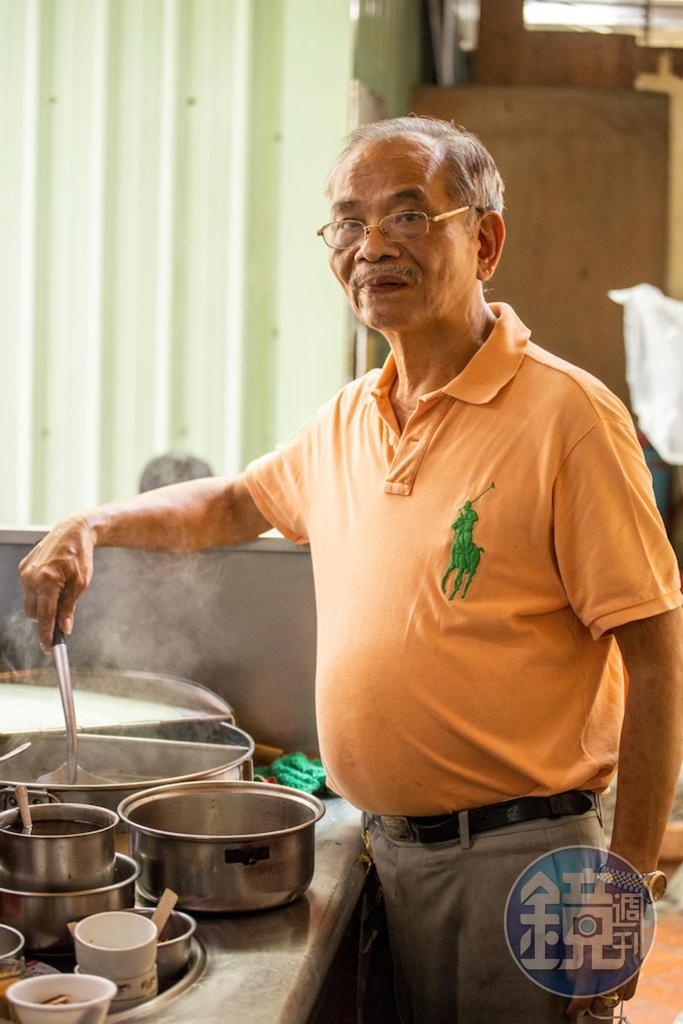 阿標老闆的切仔料採直球式原味料理，一早就用鮮甜海味直衝客人腦門，是高雄生猛老派早餐的代表人物。