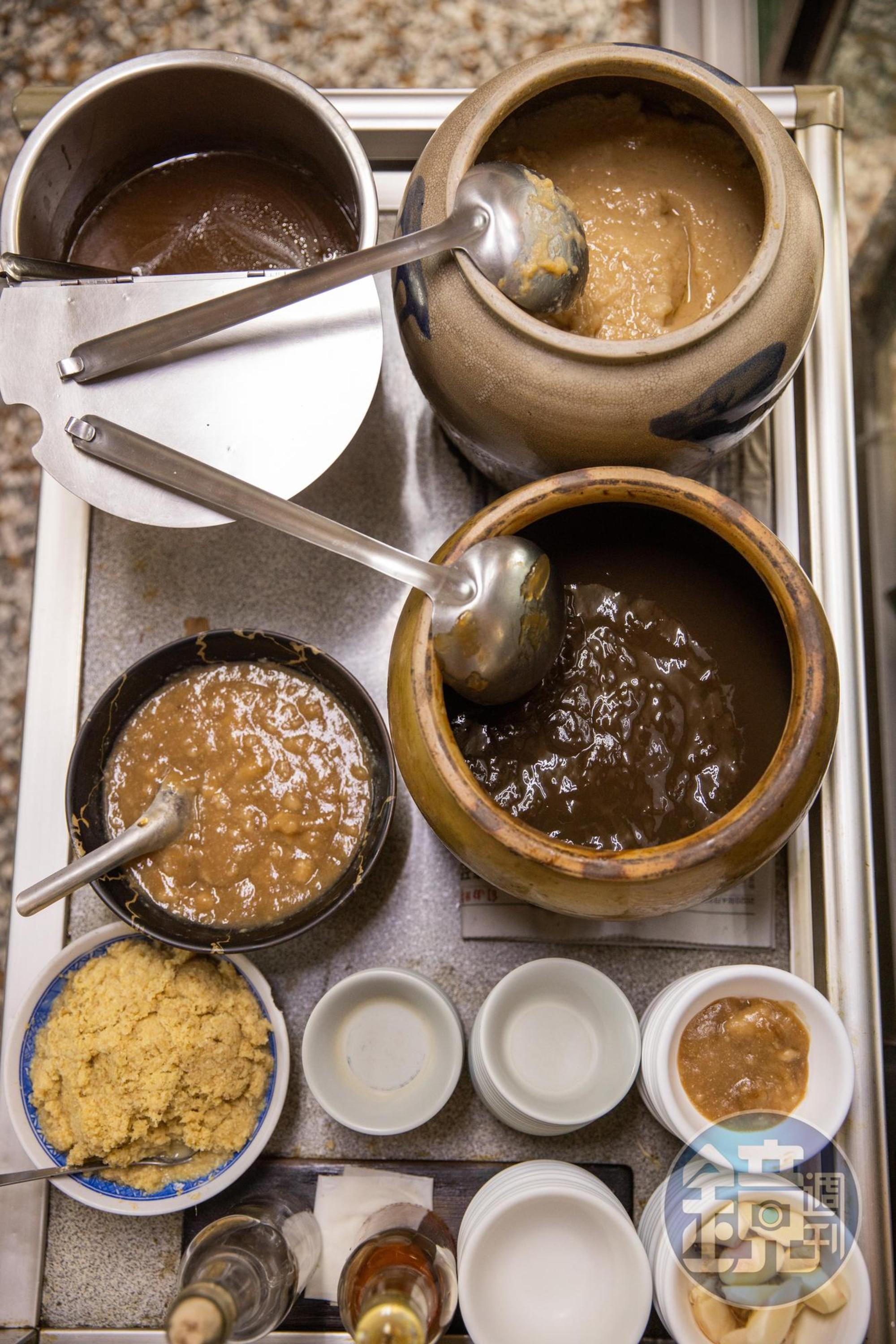 鎮店蘸醬以味噌蜂蜜醬為基底加醋、香油和薑泥，是它處吃不到的味道