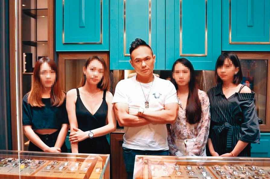 超哥（中）拍片時，身邊不乏美女陪襯。（翻攝自超哥IG）