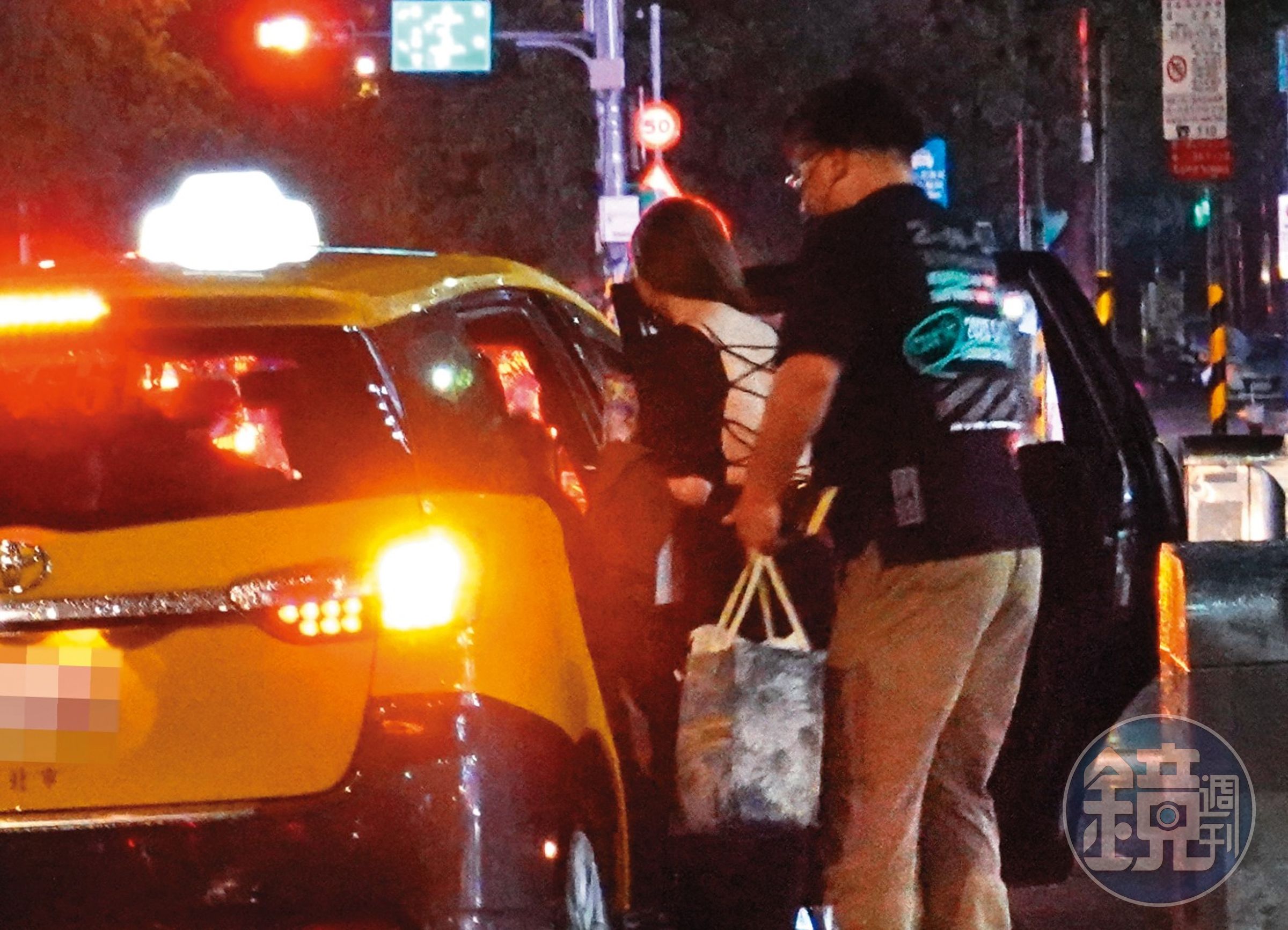 10/13 22:26 晚間10點多，超哥和2個妹子及1名男性友人上計程車。