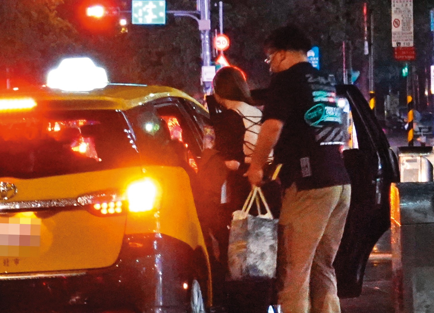 10/13 22:26 晚間10點多，超哥和2個妹子及1名男性友人上計程車。