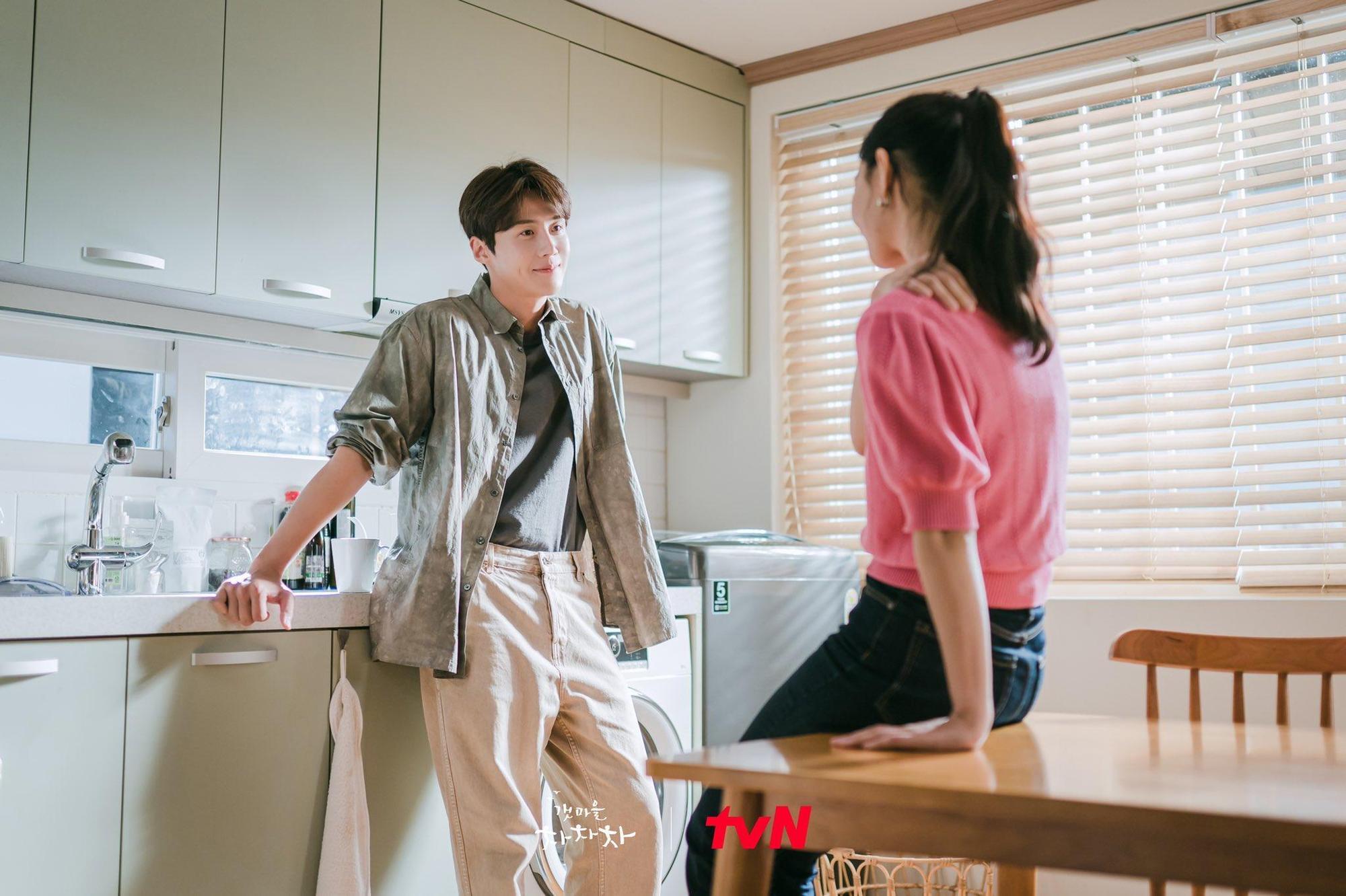 金宣虎（左）因《海岸村恰恰恰》紅遍全球，卻因前女友爆料形象全毀。（Netflix提供）