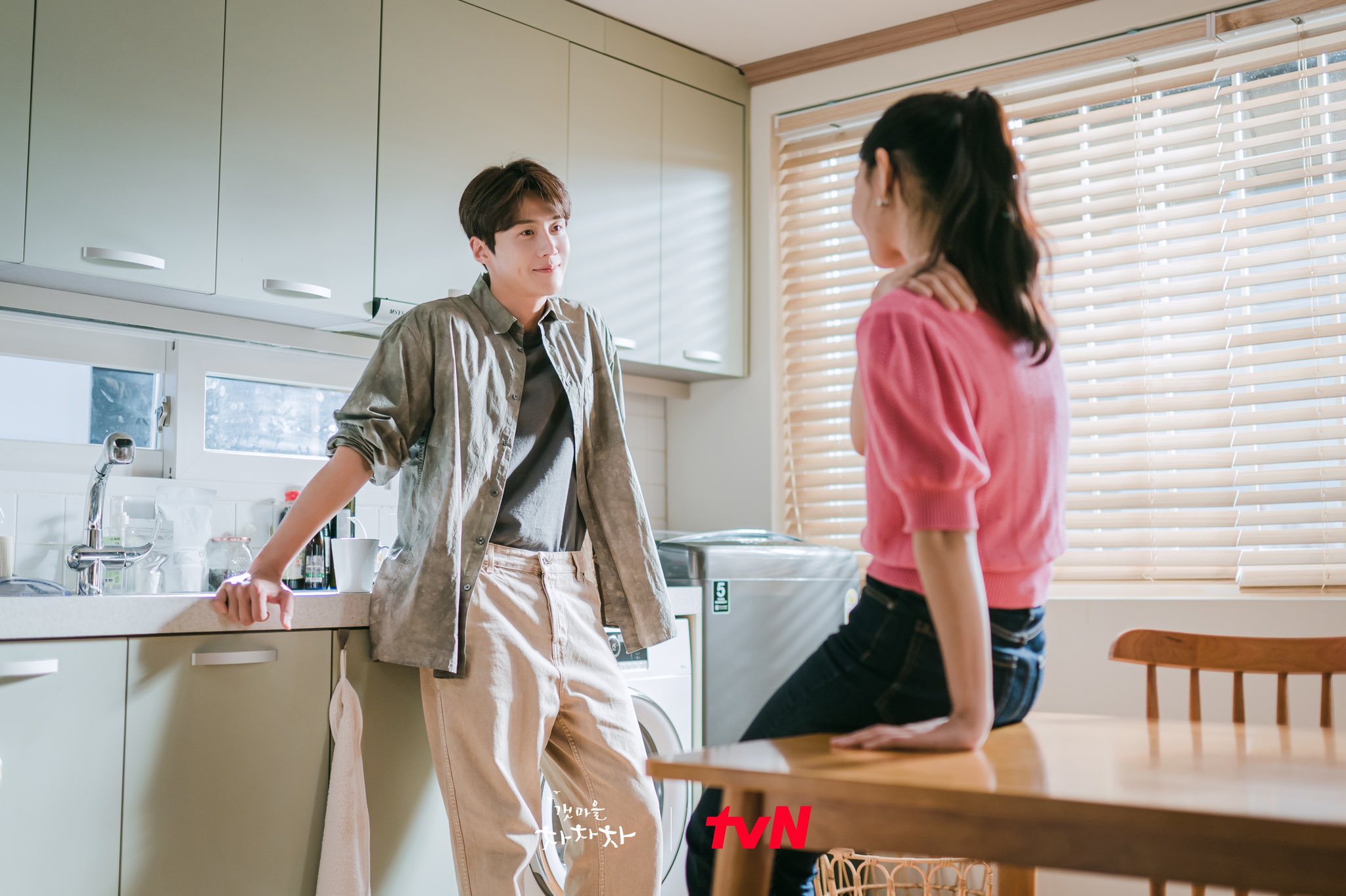 金宣虎（左）因《海岸村恰恰恰》紅遍全球，卻因前女友爆料形象全毀。（Netflix提供）