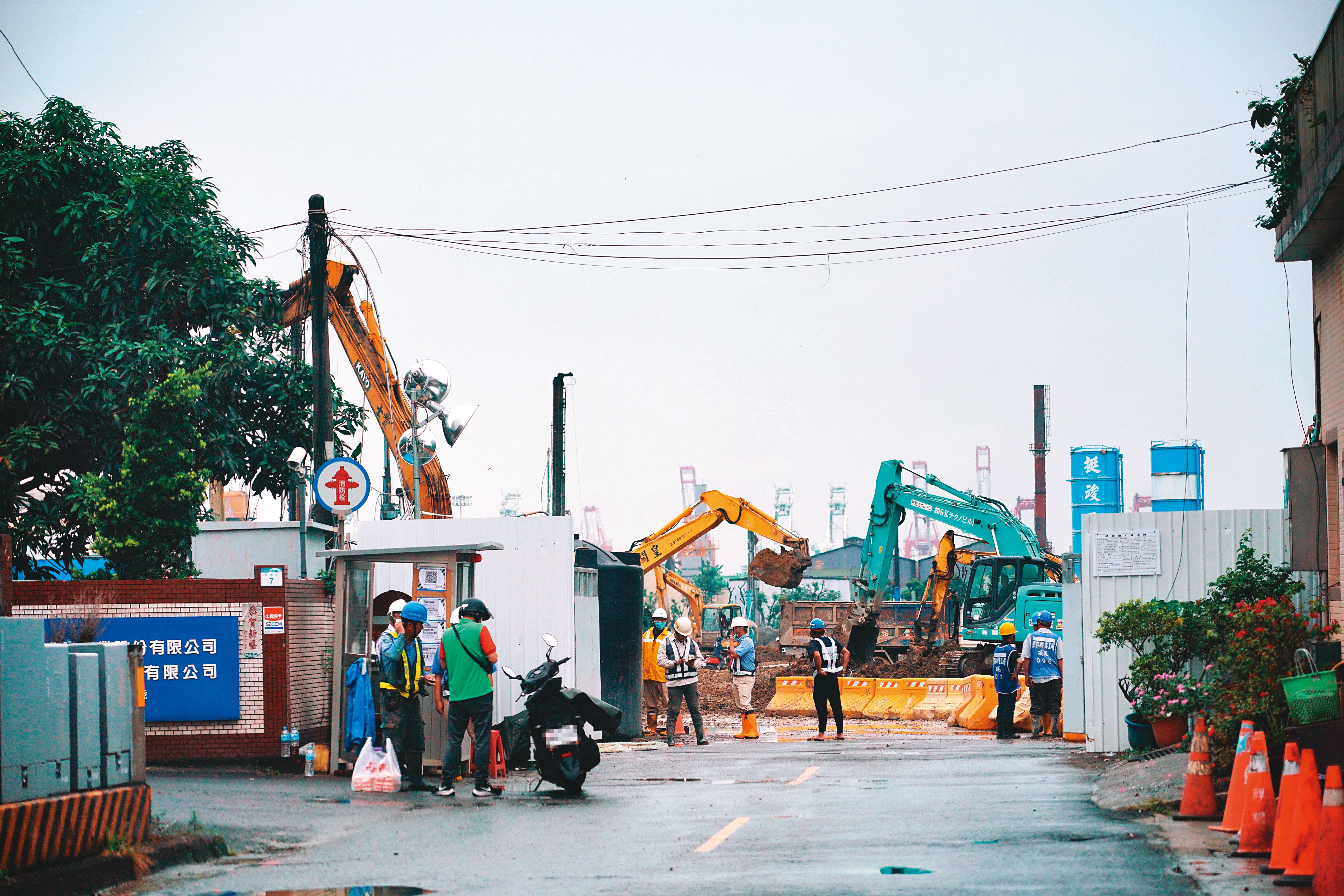 台泥近日宣布斥資120億元，在小港舊紙廠興建台灣第一座超級電池工廠，本刊日前實地走訪。