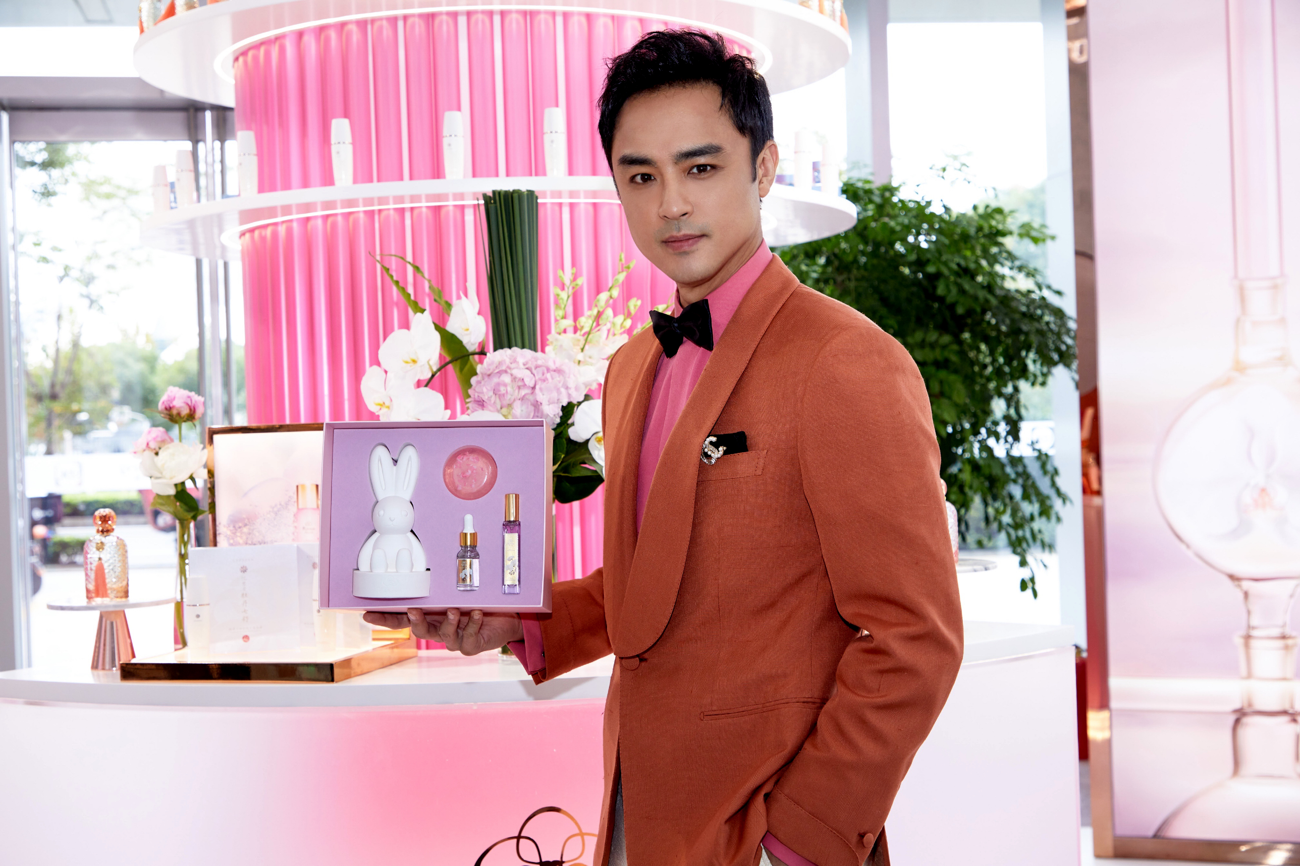 明道昨為自創保養品牌「歐希納」首家實體店面開幕現身。（歐希納提供）