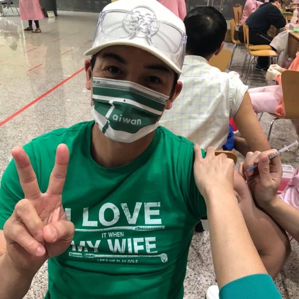 伊正昨日終於如願打到第一劑新冠肺炎疫苗。（翻攝自伊正臉書）