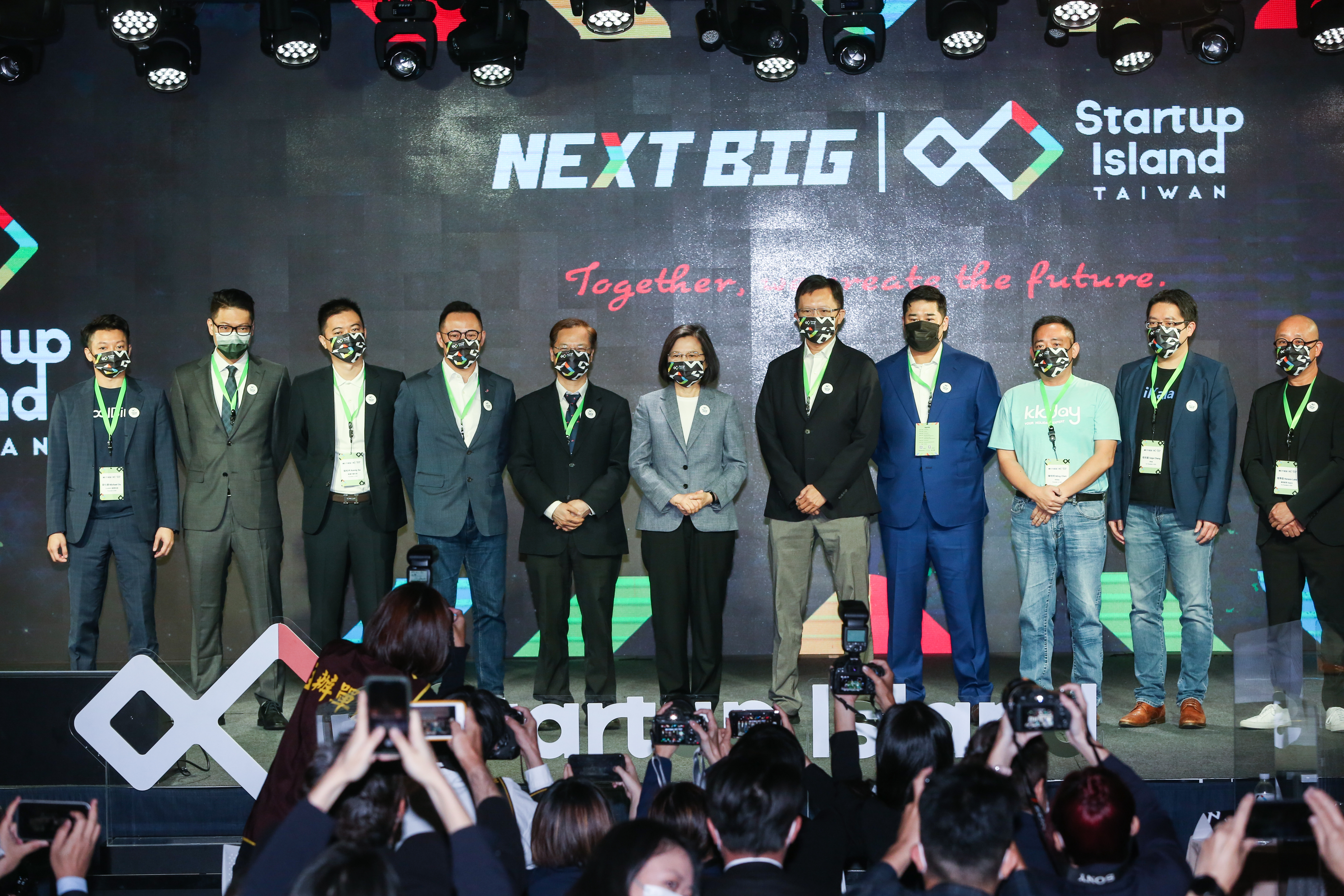 總統蔡英文呼籲各產業從新創找尋更多商機,右一為Gogoro創辦人陸學森。