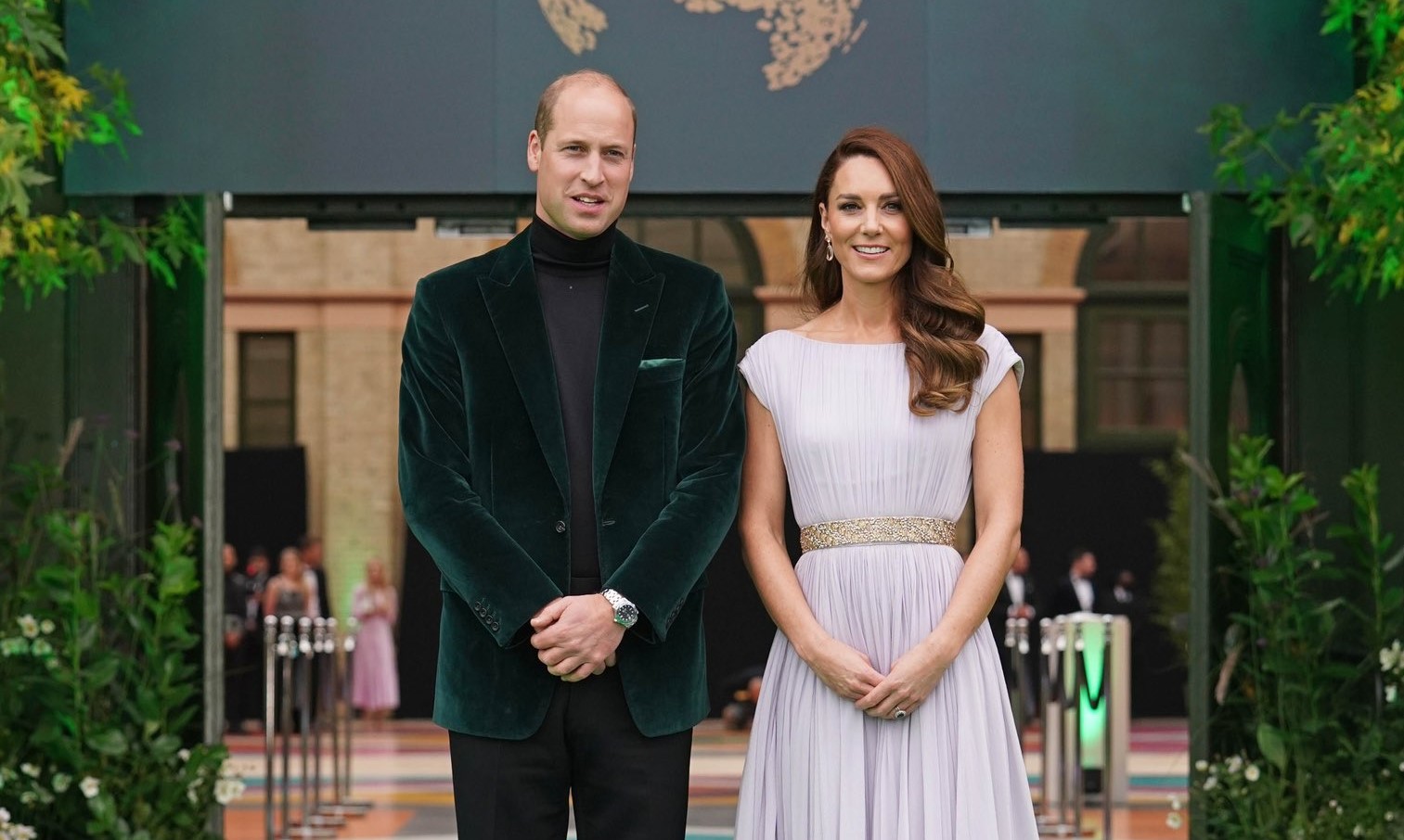 威廉王子(左)與凱特王妃都穿舊衣出席第一屆「為地球奮鬥獎」。(翻攝EarthshotPrize推特)